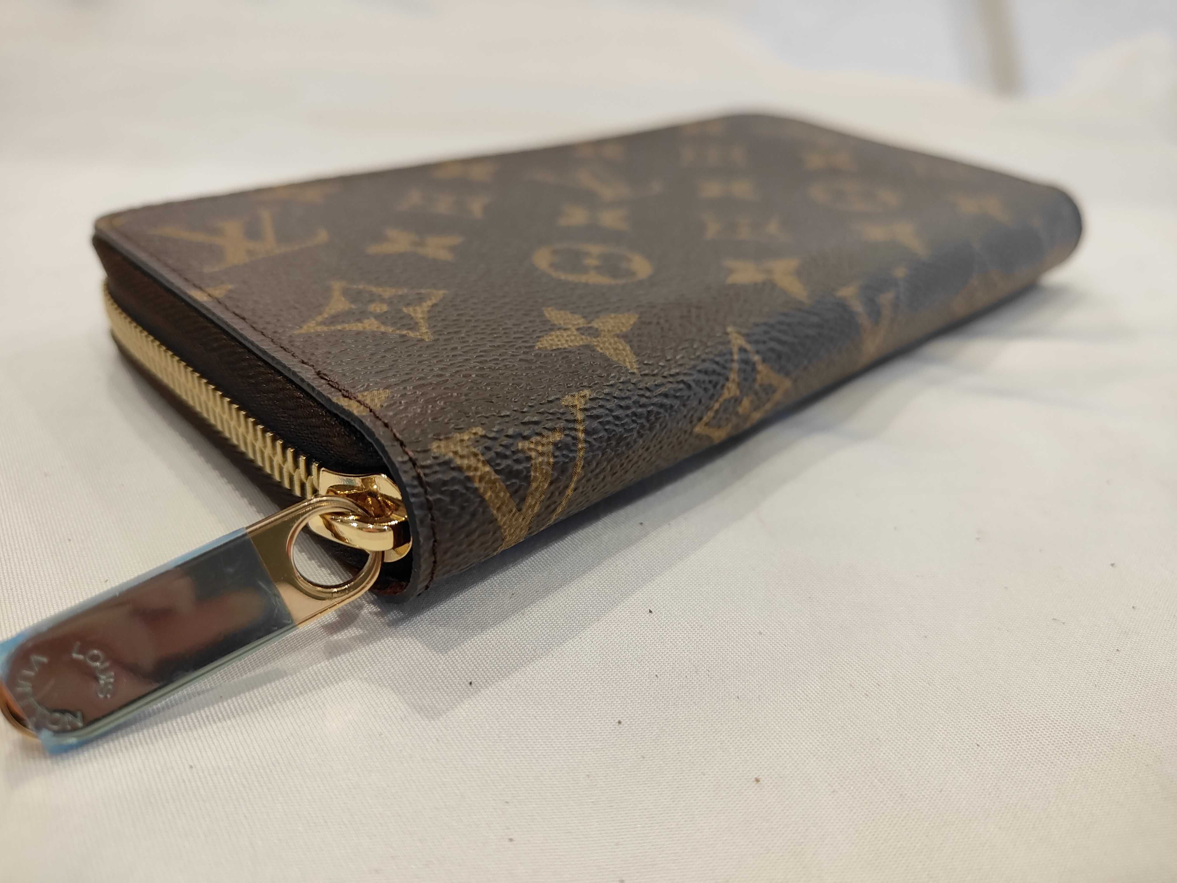 Monogram Louis Vuitton Zippy Wallet with dust bag and box. — view 4