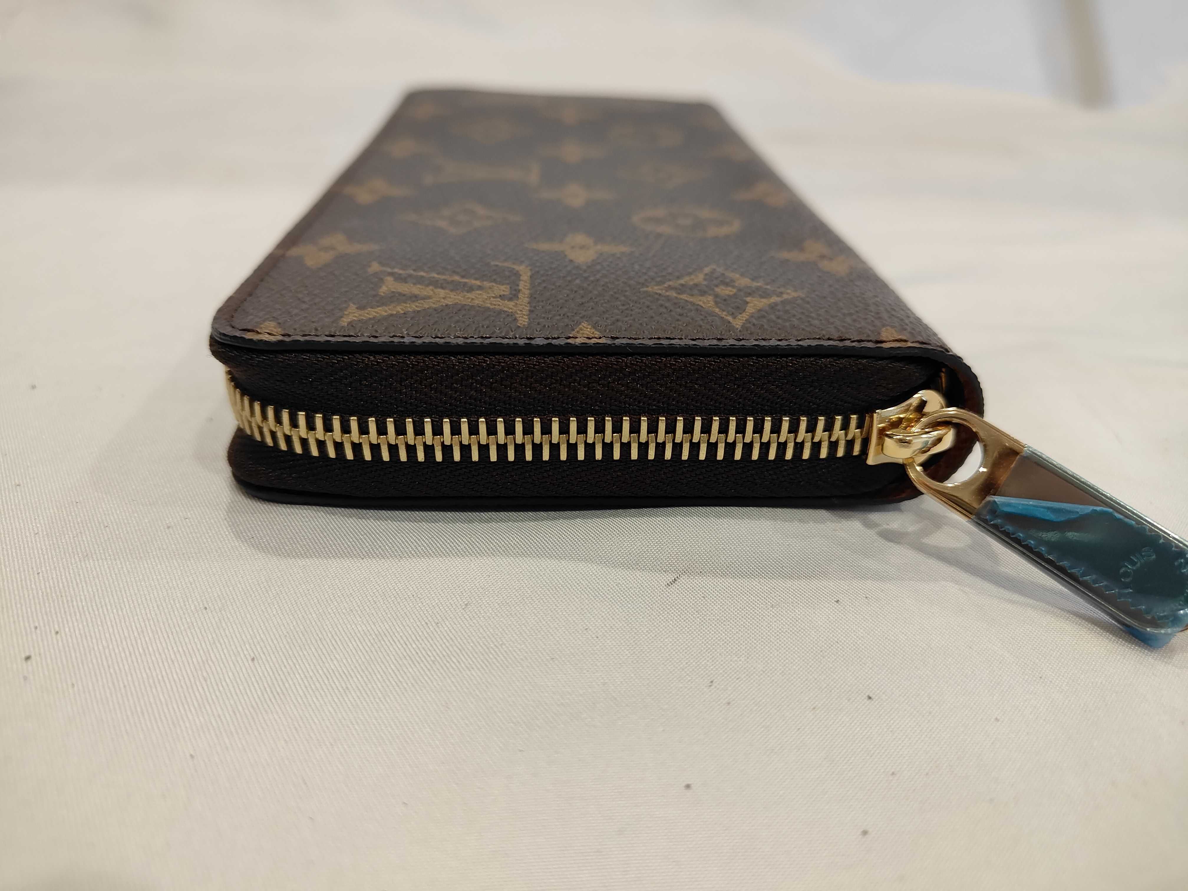Monogram Louis Vuitton Zippy Wallet with dust bag and box. — view 5