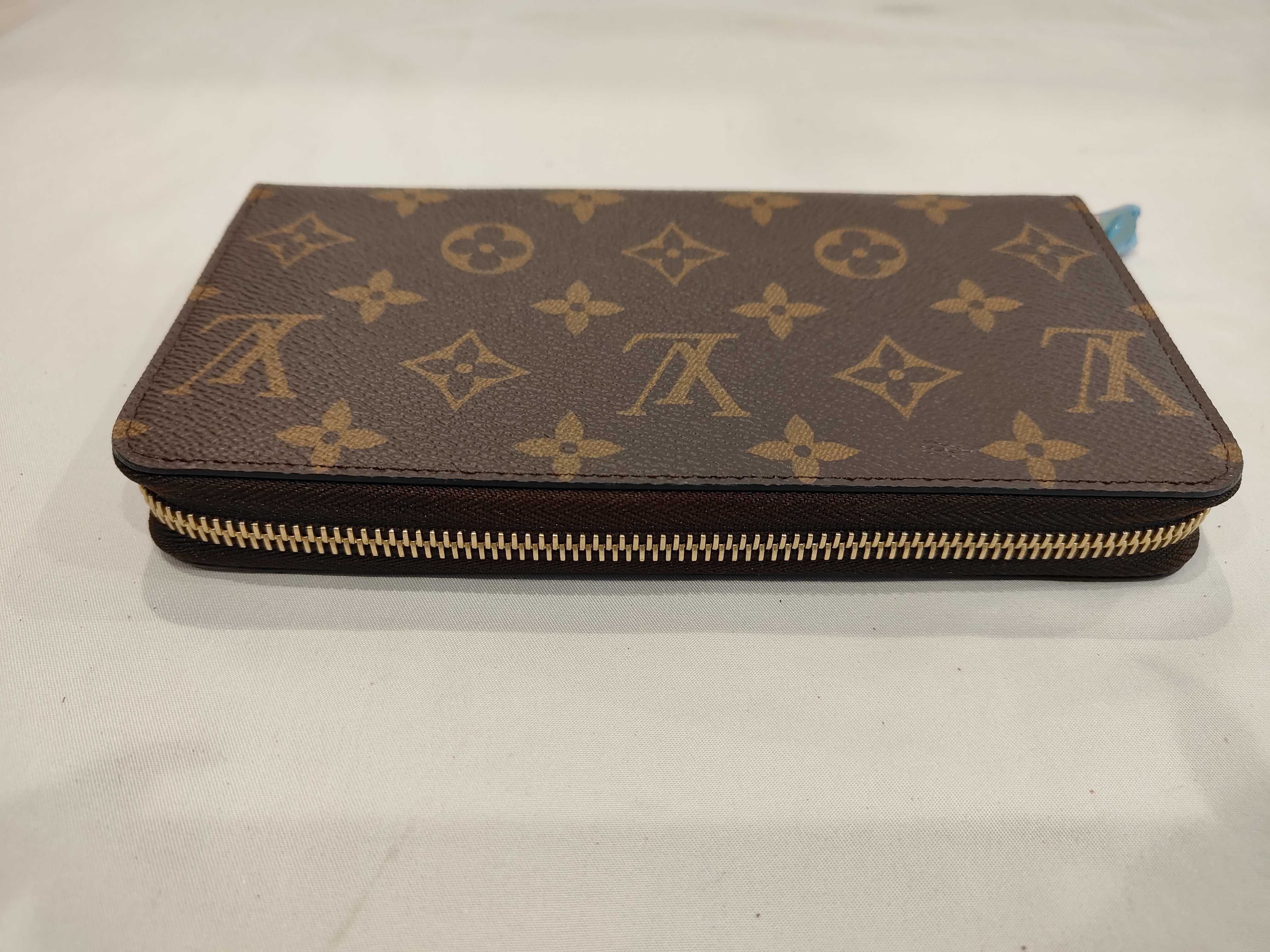 Monogram Louis Vuitton Zippy Wallet with dust bag and box. — view 7