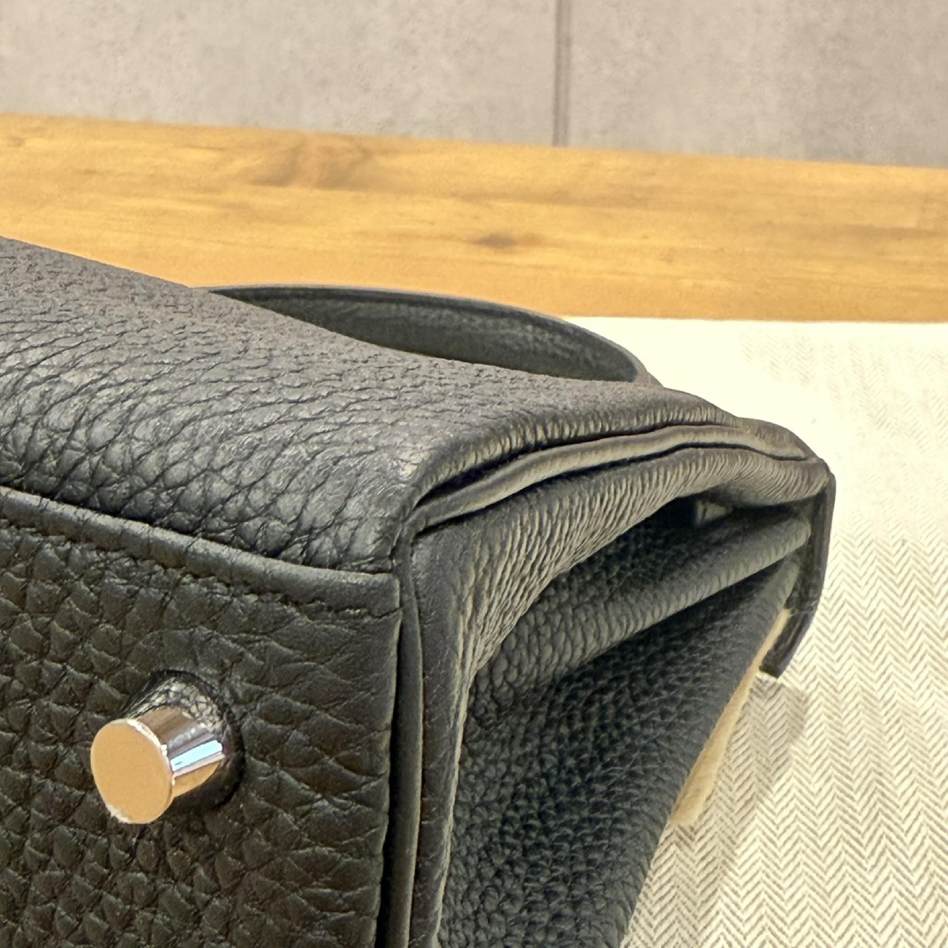 Kelly 25 Black Togo PHW G stamp handbag — view 12