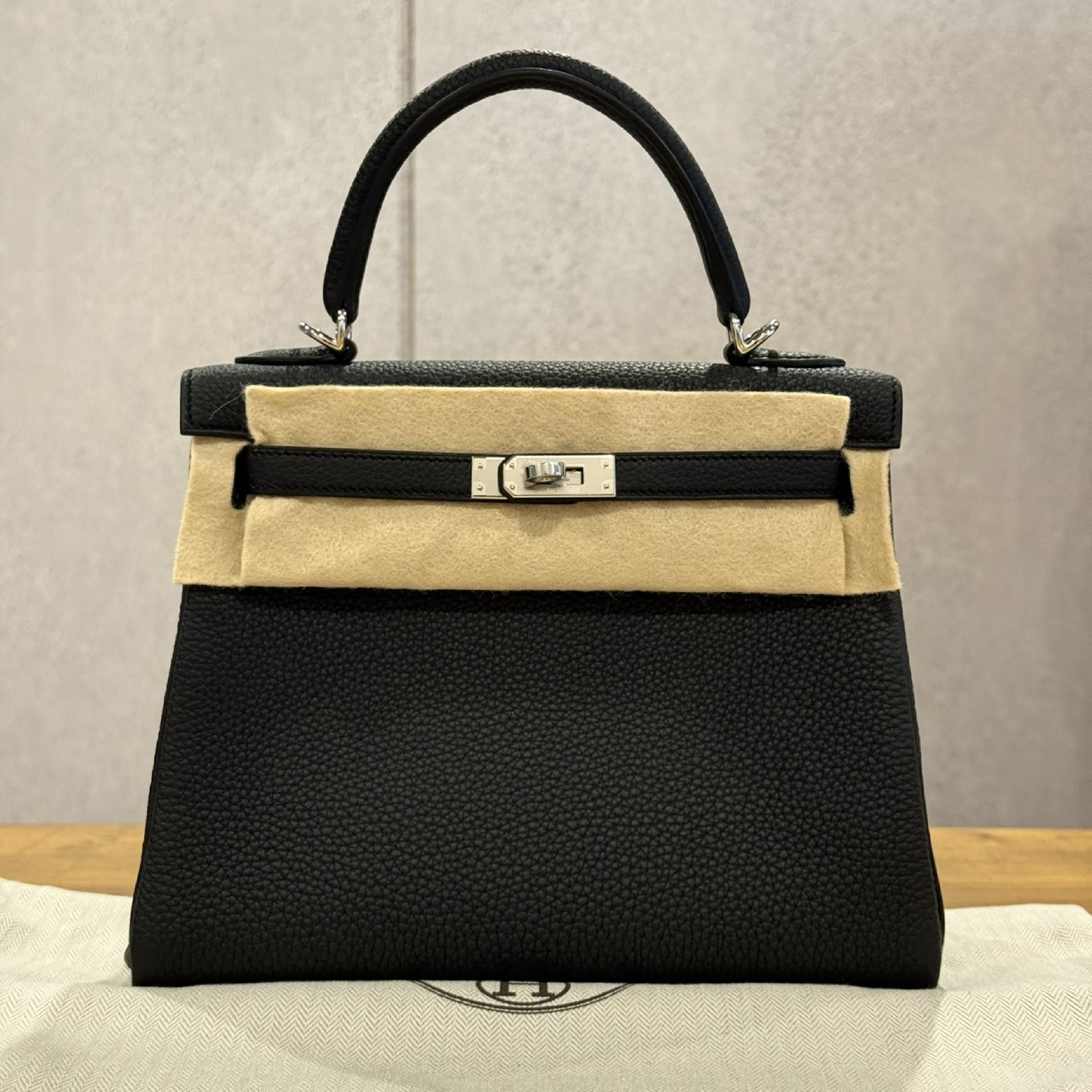 Kelly 25 Black Togo PHW G stamp handbag — view 4