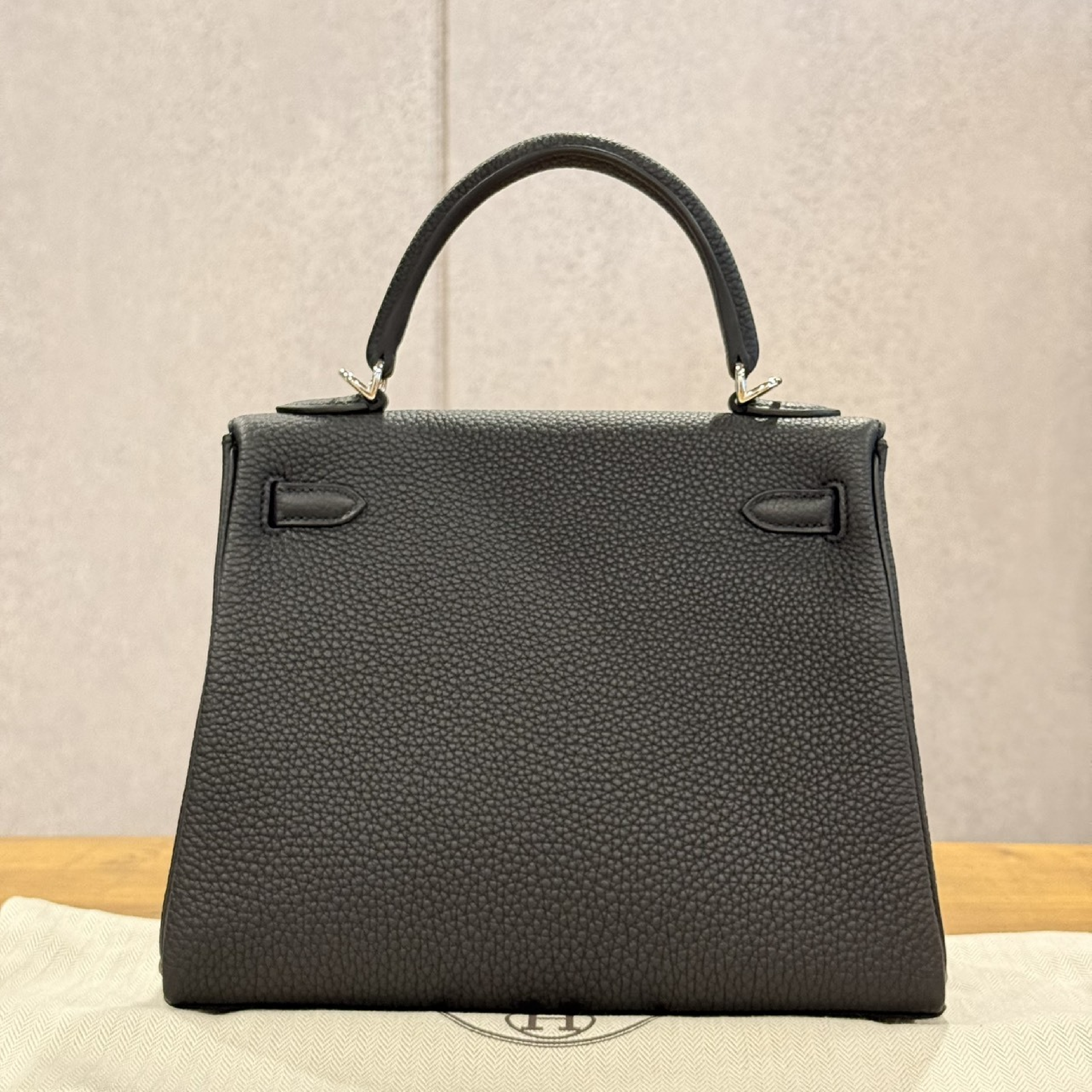 Kelly 25 Black Togo PHW G stamp handbag — view 5