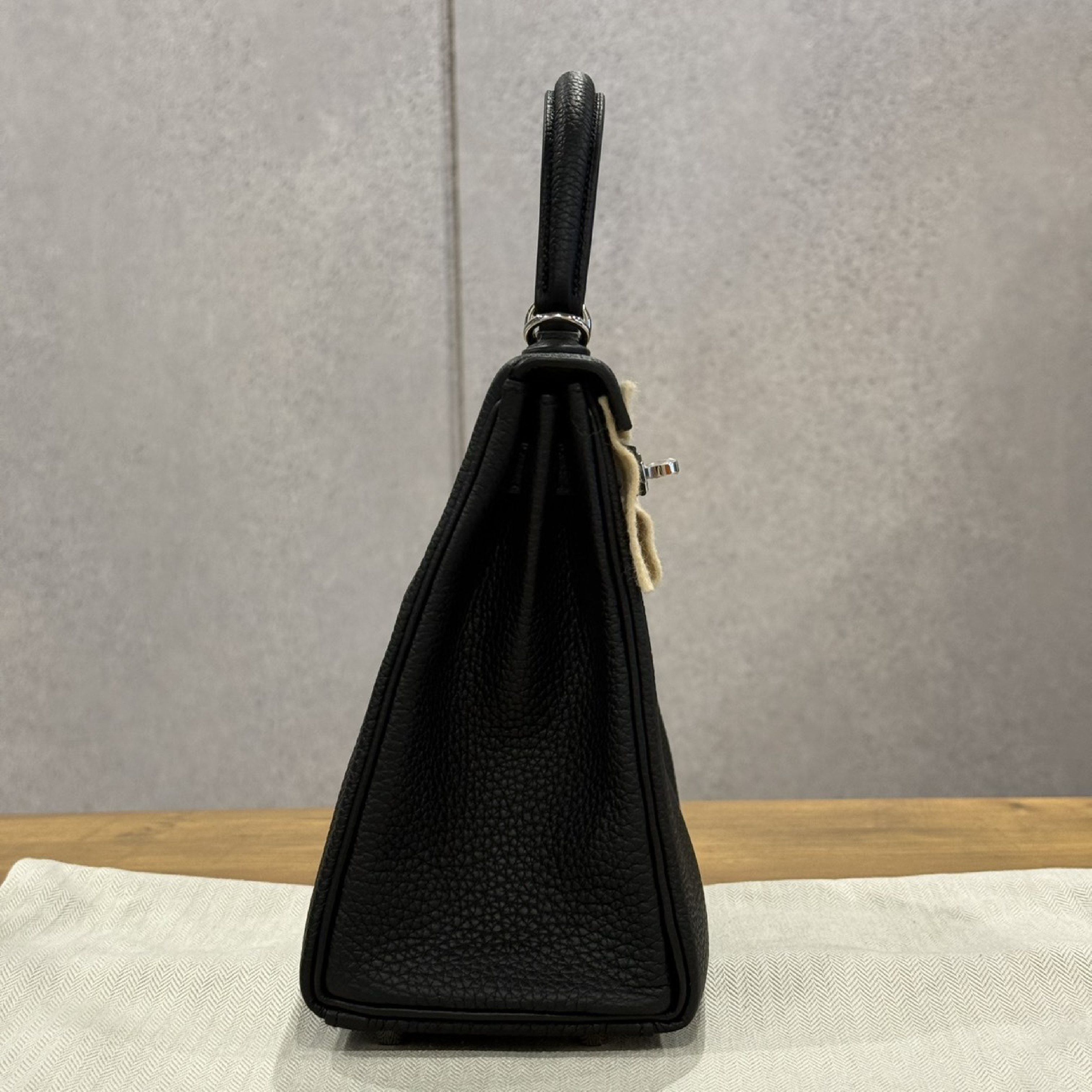 Kelly 25 Black Togo PHW G stamp handbag — view 6