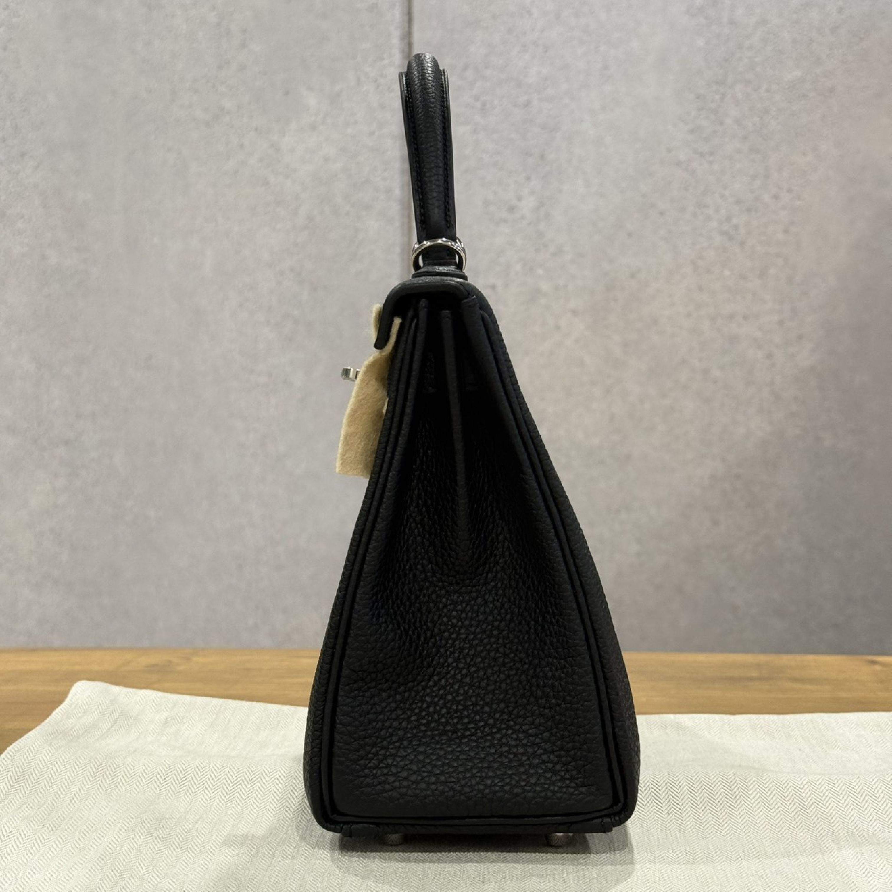 Kelly 25 Black Togo PHW G stamp handbag — view 7