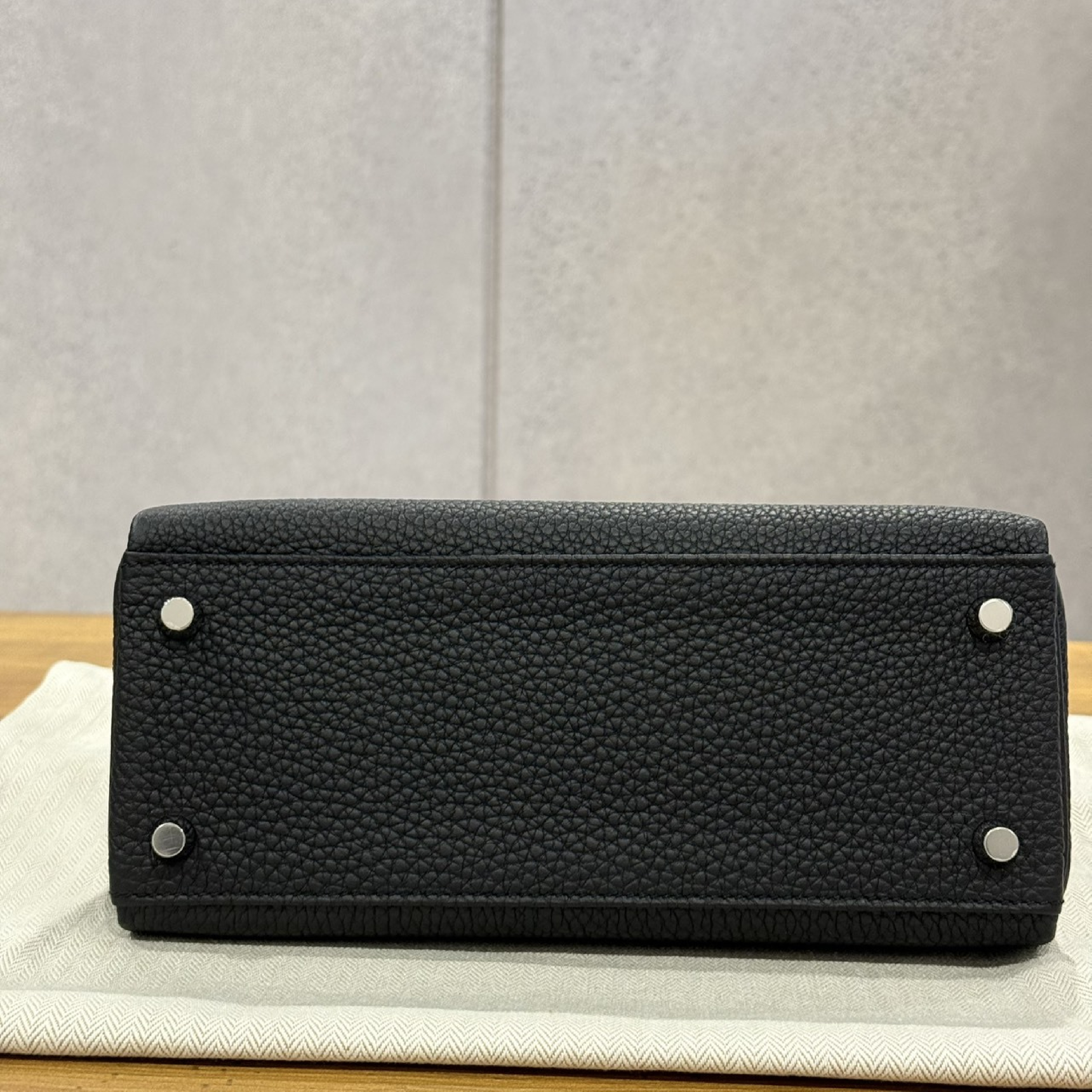 Kelly 25 Black Togo PHW G stamp handbag — view 8