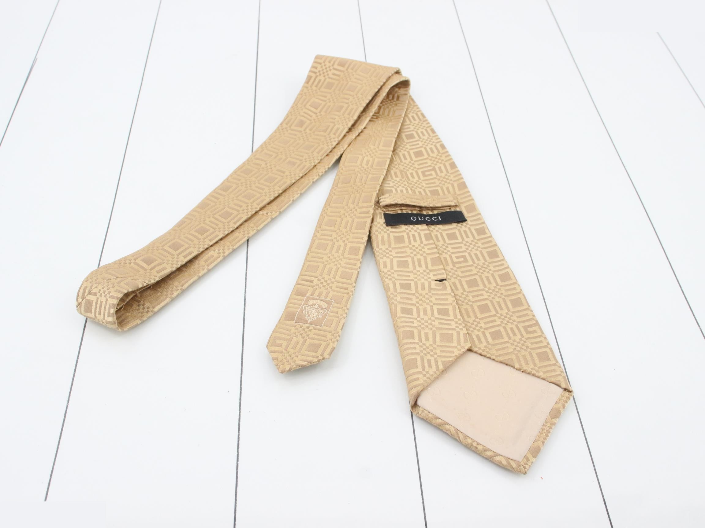 tie — view 2