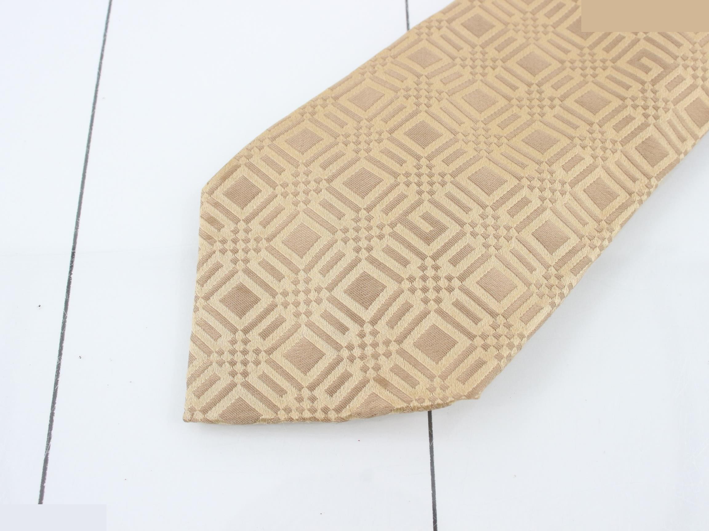 tie — view 3