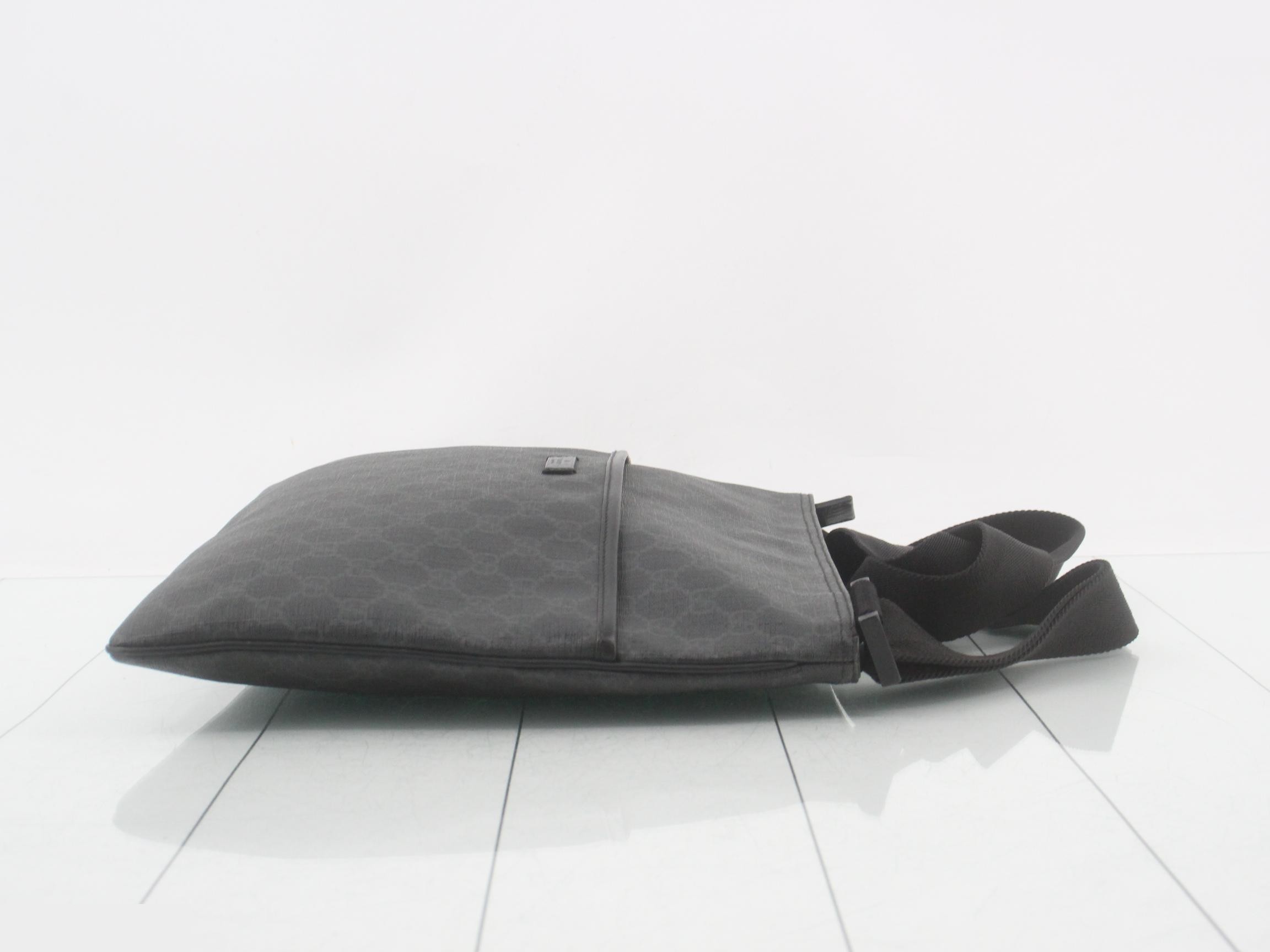 GG Supreme Shoulder Bag — view 3