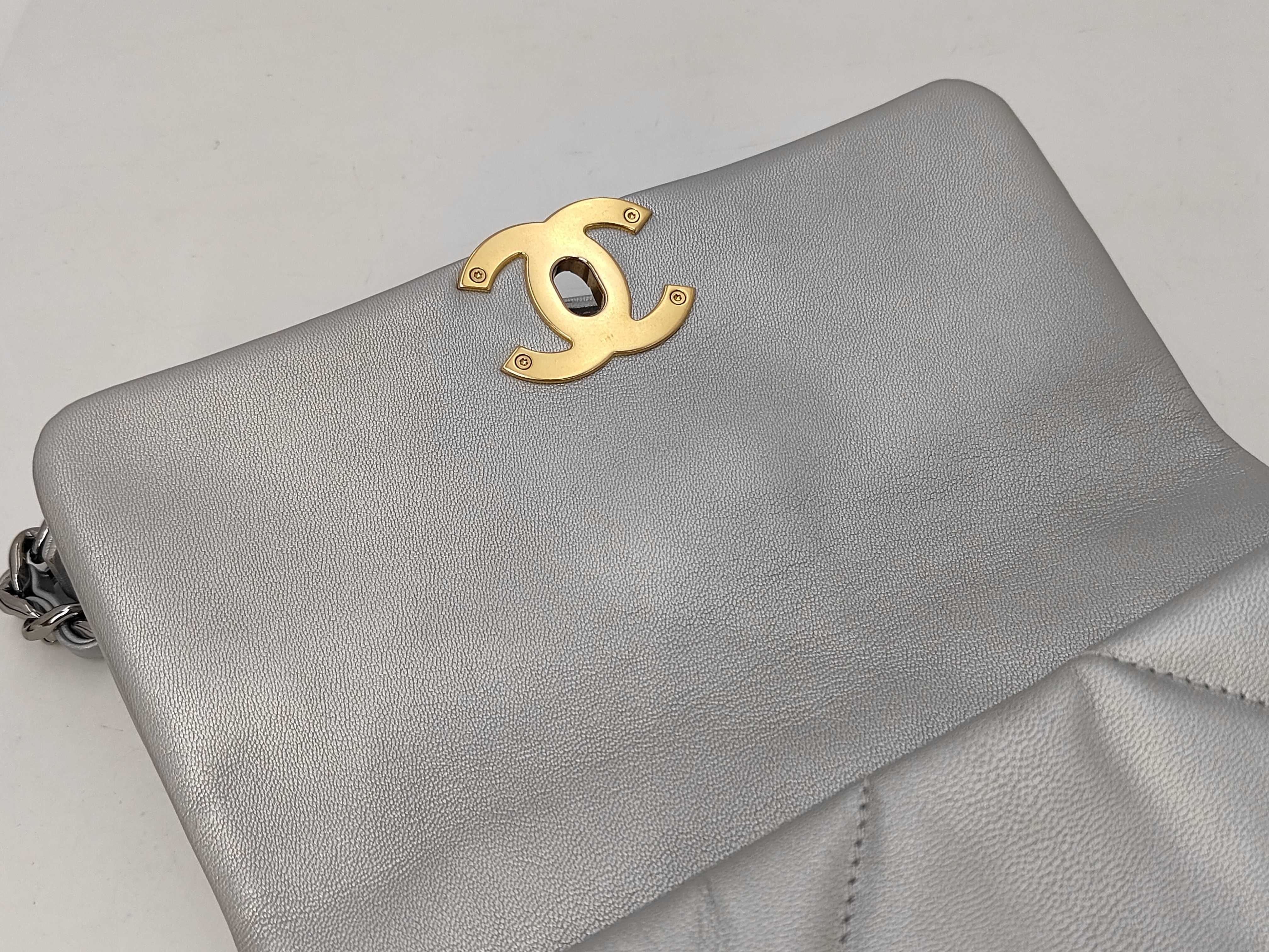 19 Bag Silver Quilted Calfskin Gold Hardware No. 30 Card Included Bag — view 12