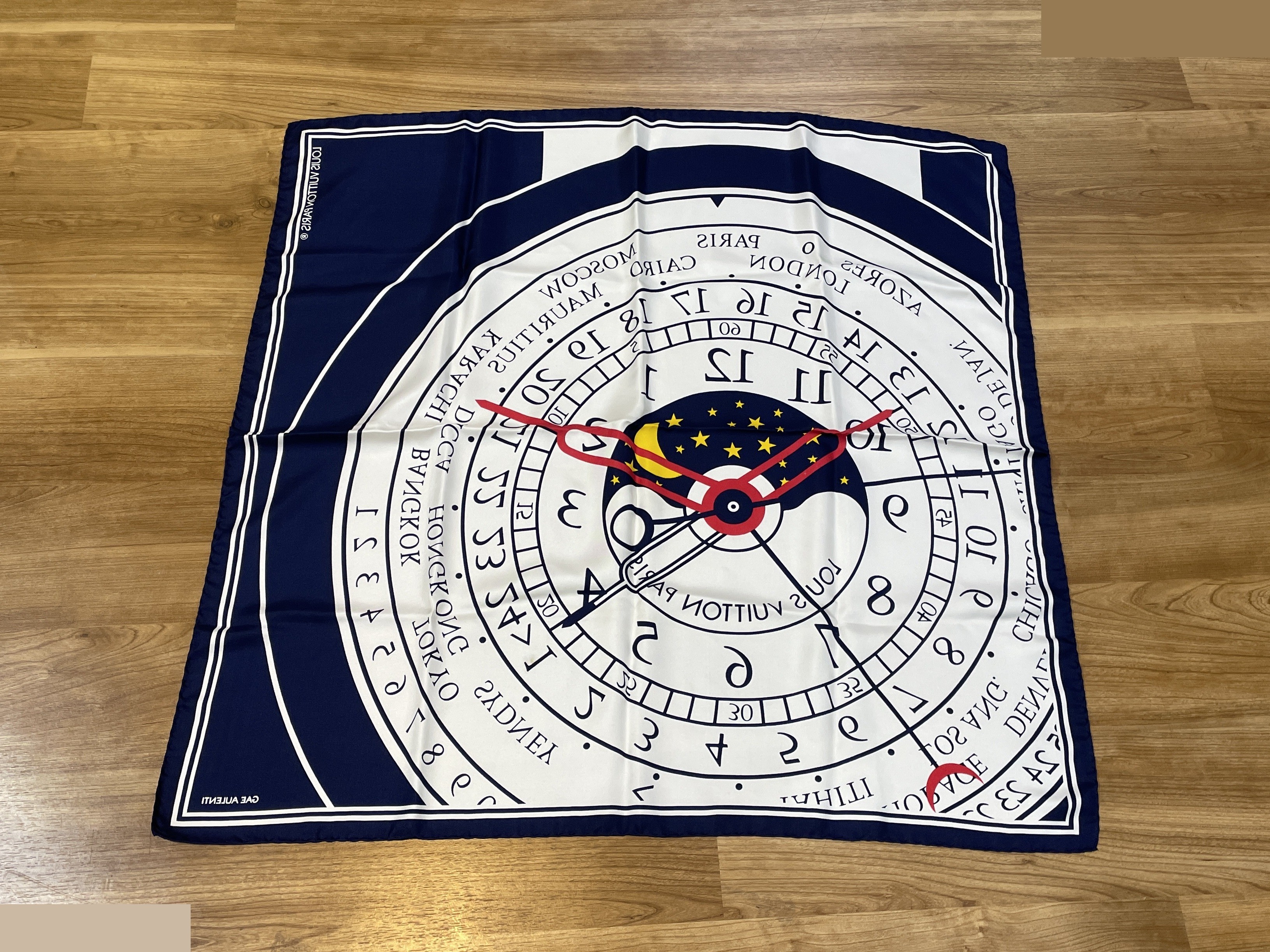 Montre 1988 Gae Aulenti, clock pattern, silk, large scarf, 84 x 86 cm — view 2