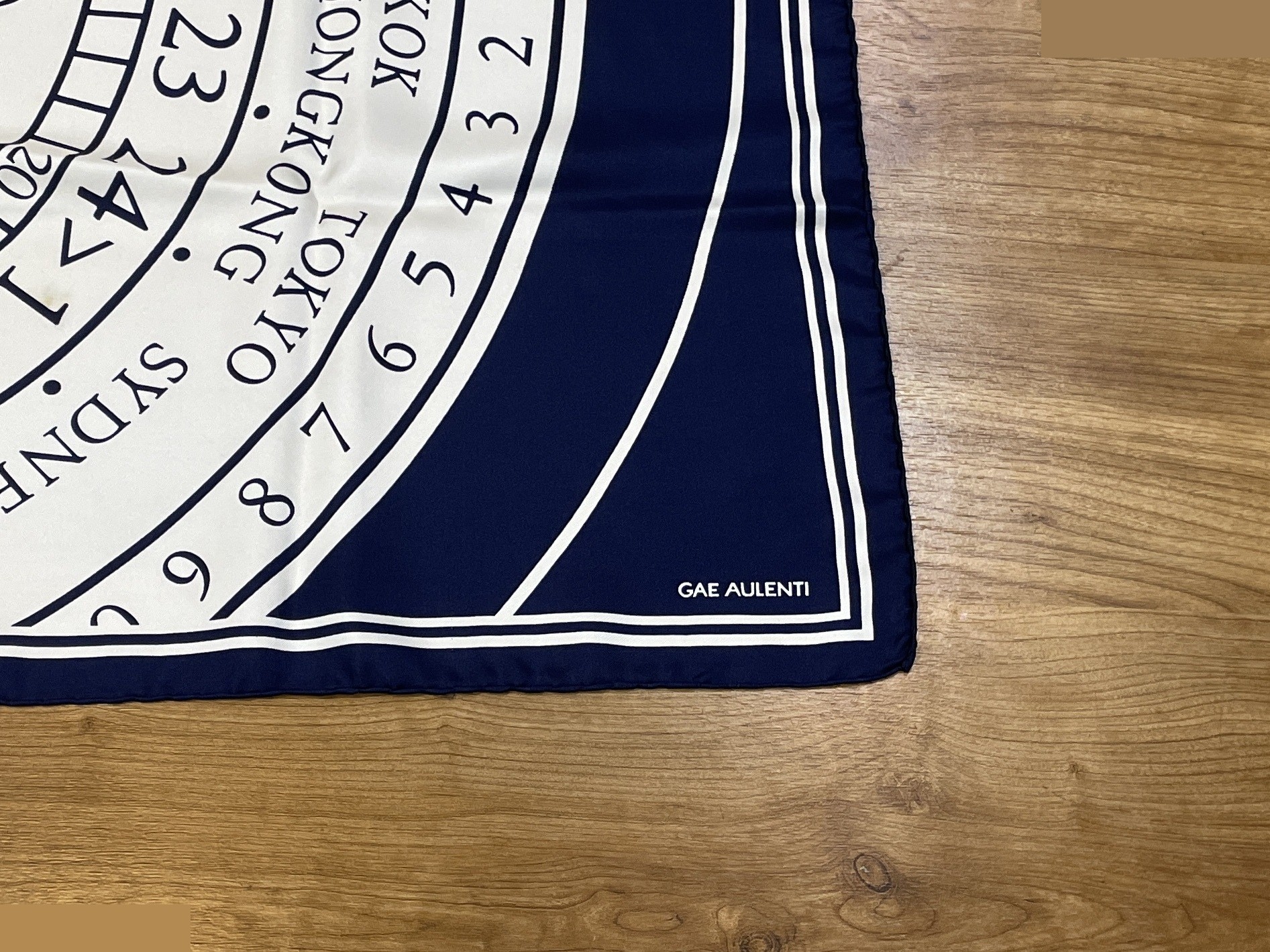 Montre 1988 Gae Aulenti, clock pattern, silk, large scarf, 84 x 86 cm — view 8