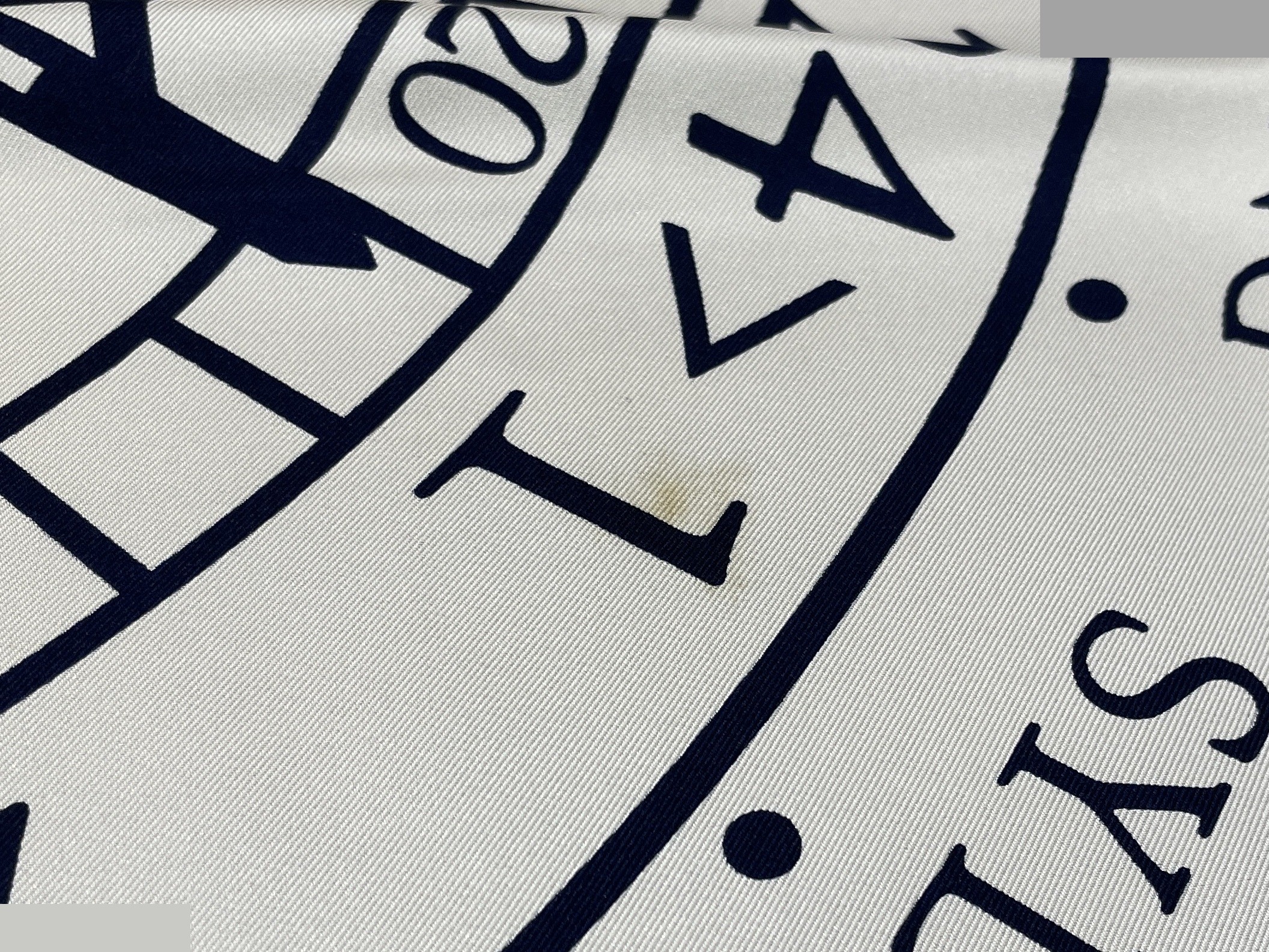 Montre 1988 Gae Aulenti, clock pattern, silk, large scarf, 84 x 86 cm — view 9