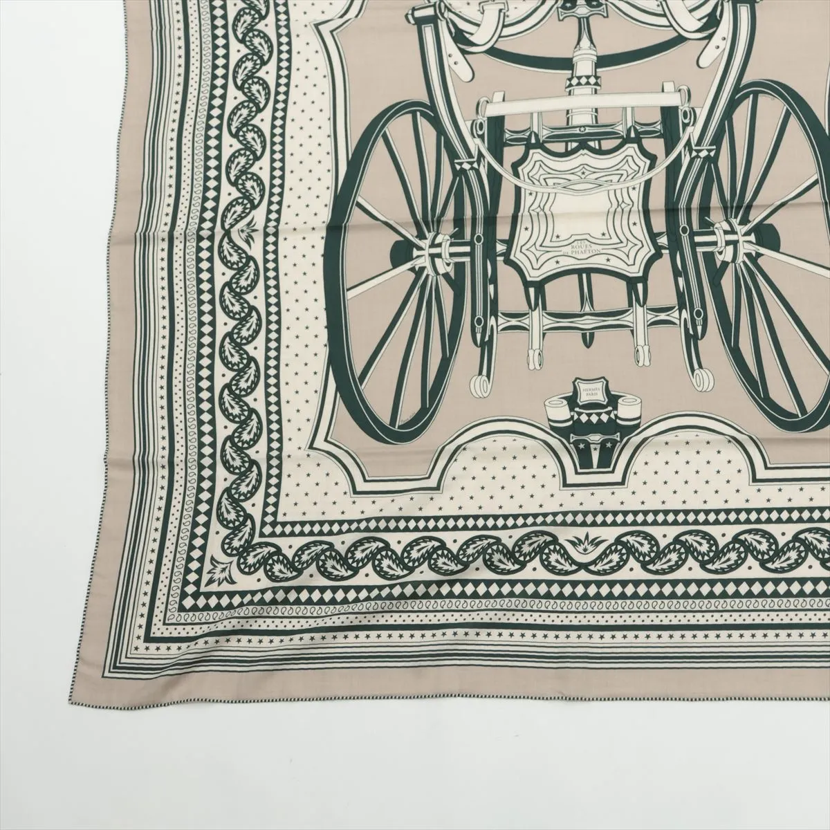 Carre Geant LES ROUES DE PHAETON four-wheeled carriage wheel stole, cashmere x silk, beige x green. Shows wear, — view 5