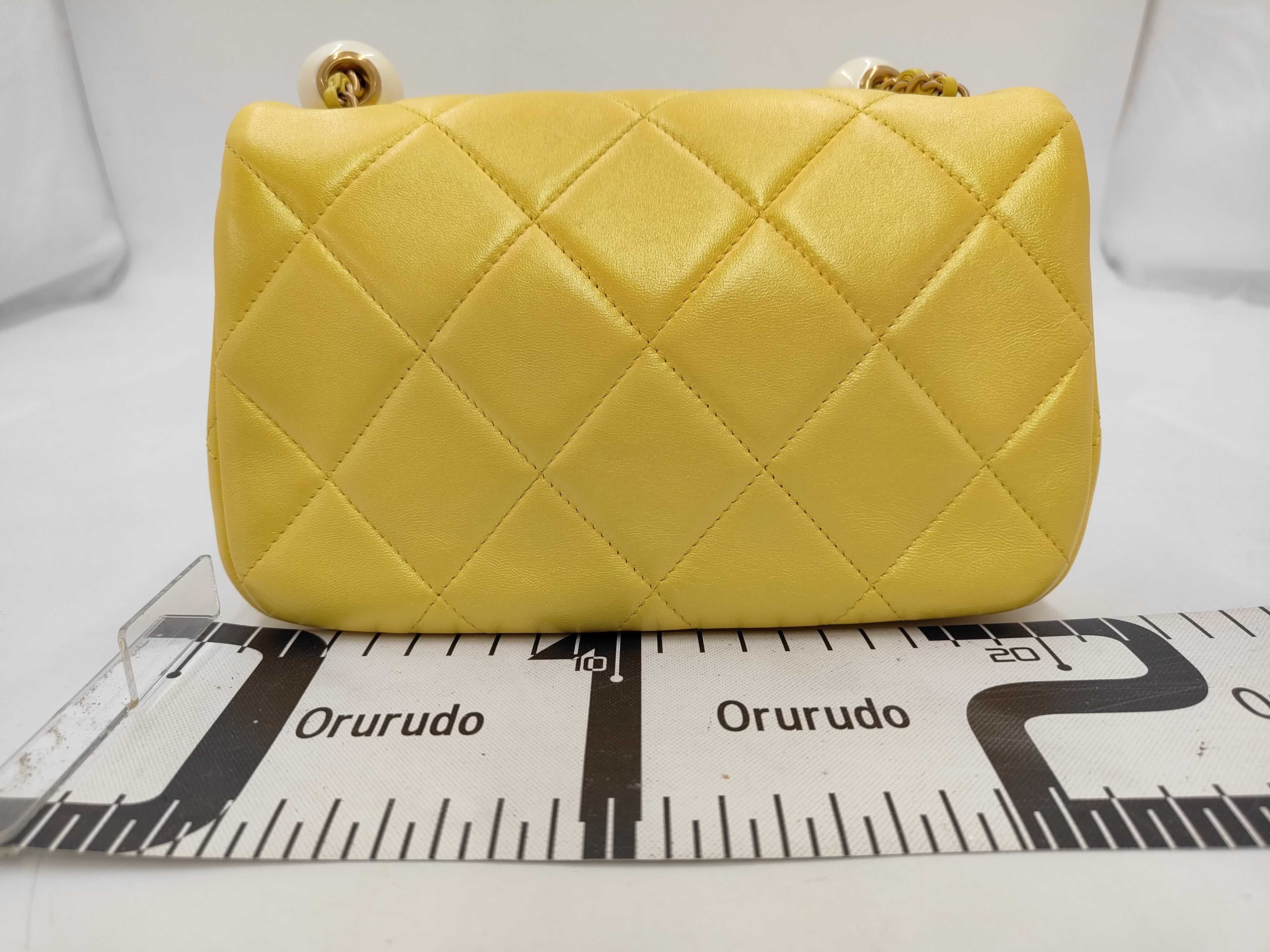 Matelasse Chain Shoulder Lamb Metallic Yellow Shoulder Bag — view 2