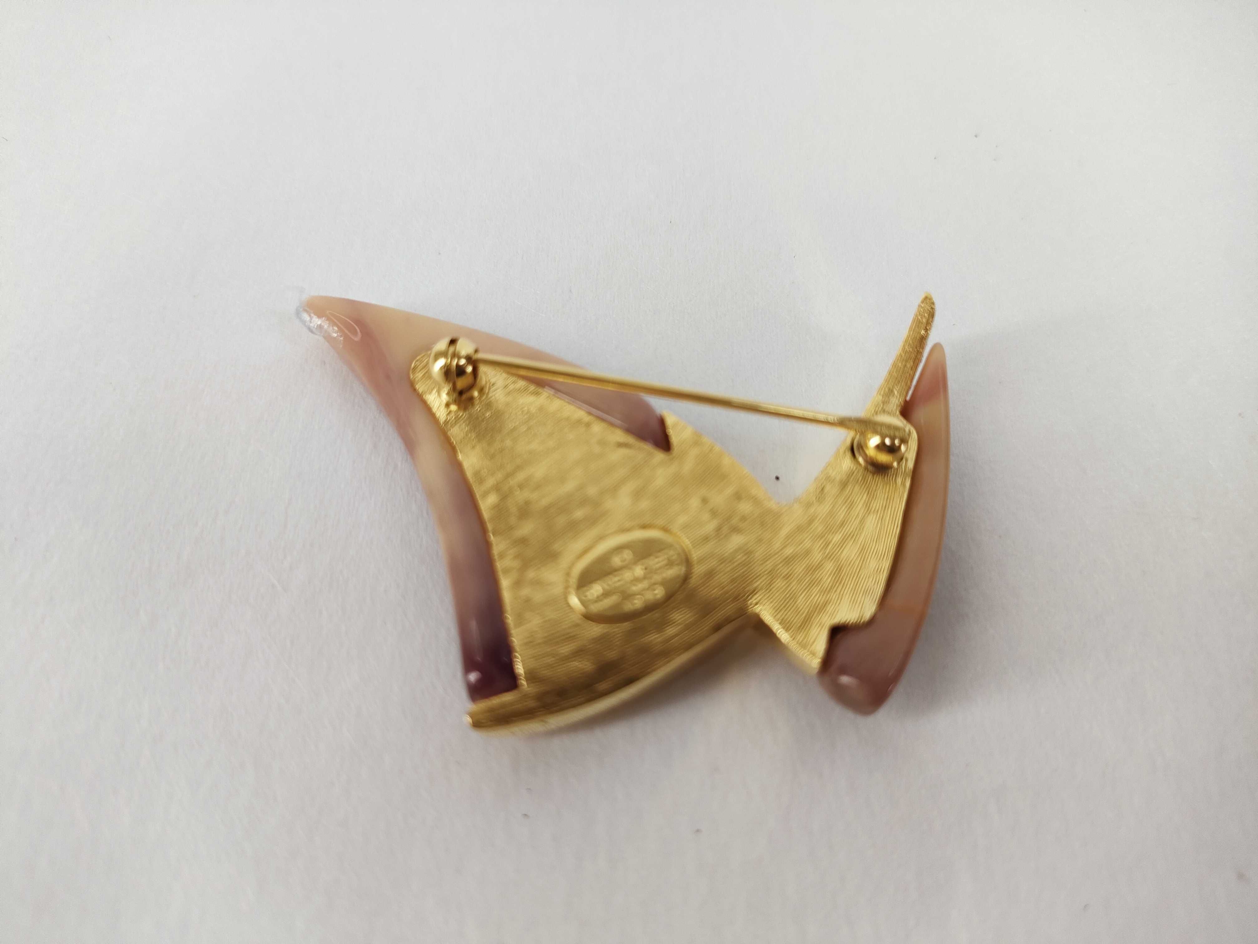 brooch — view 2