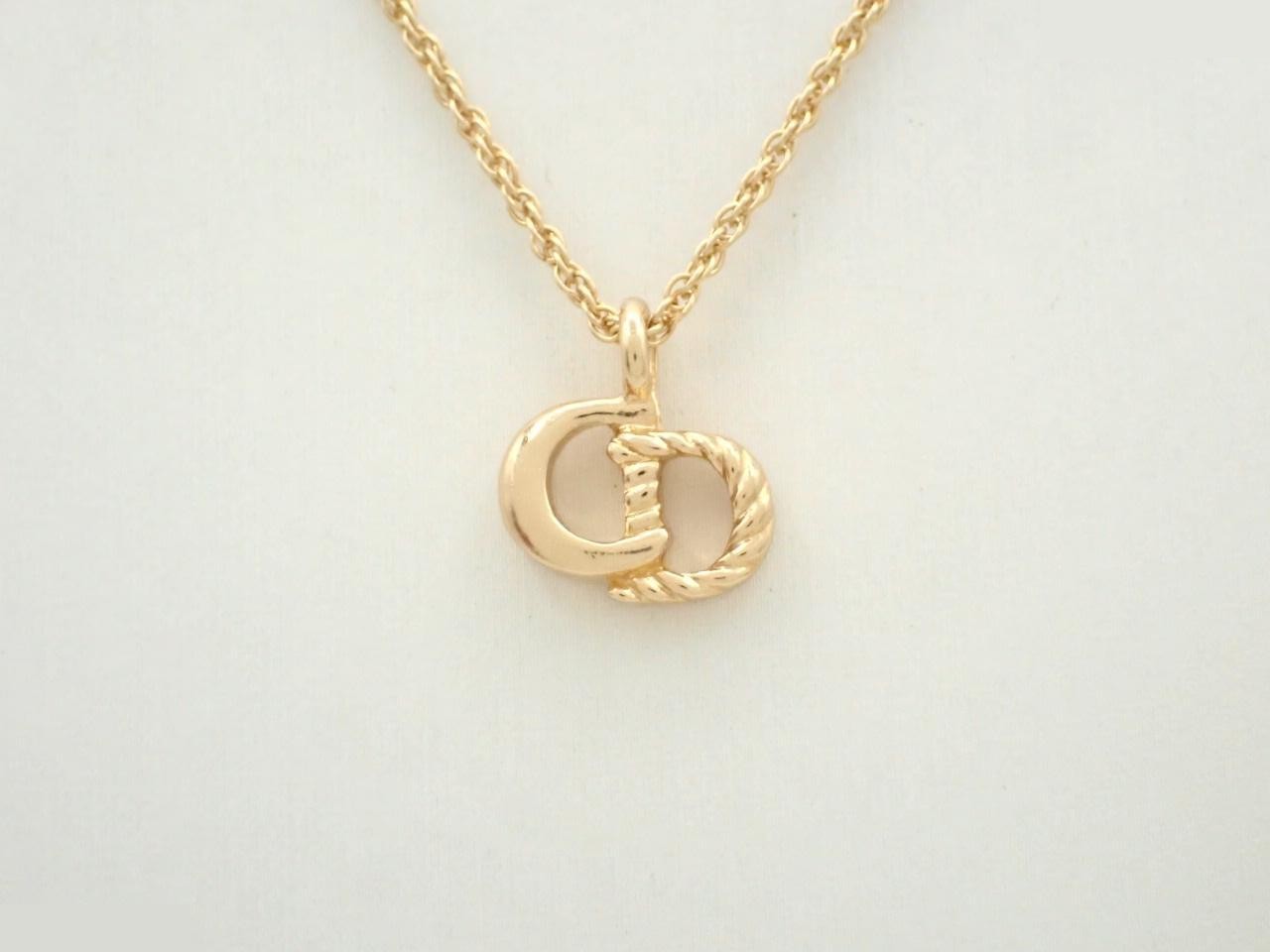 Gold chain, approximately 43 cm