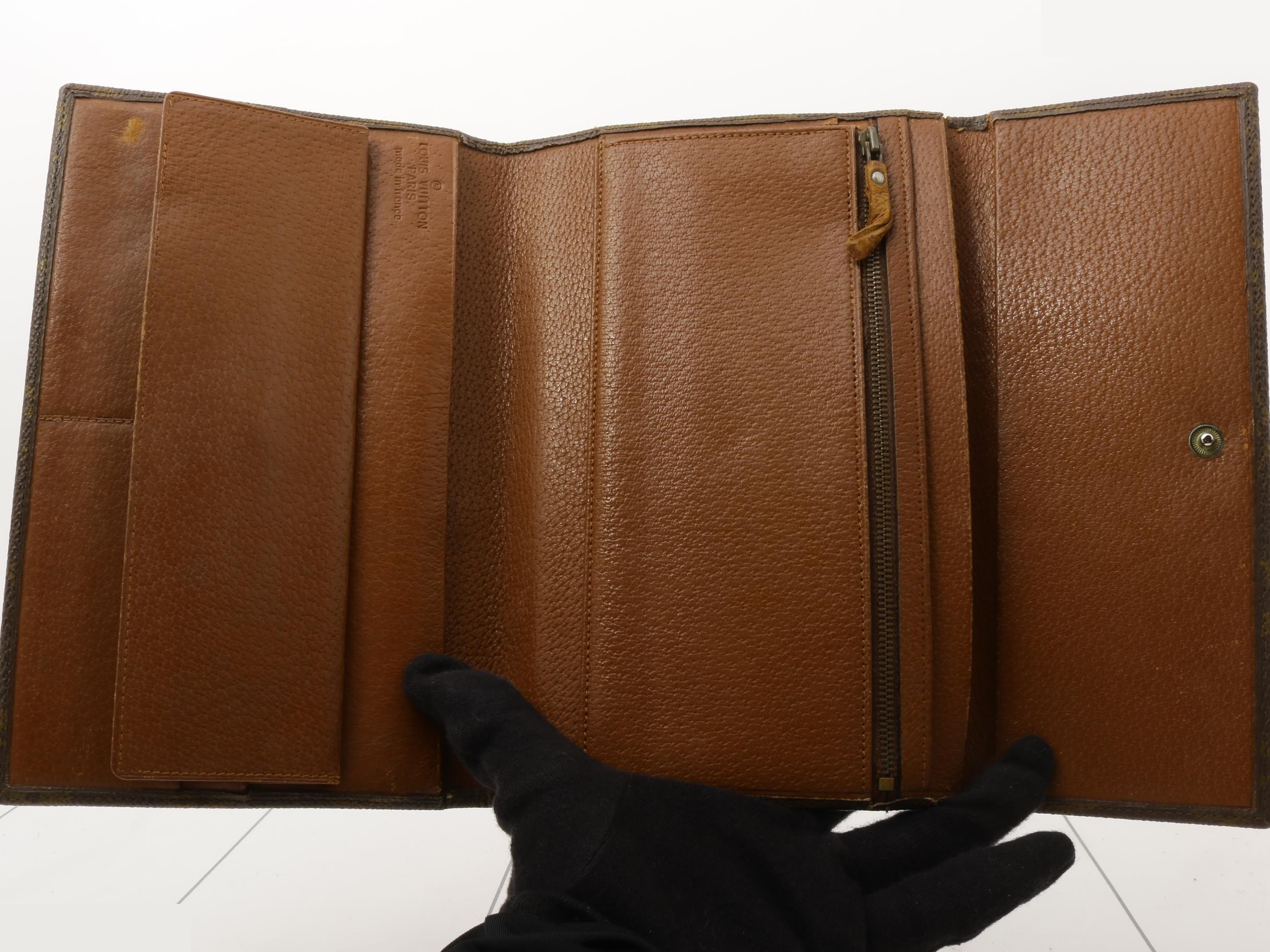 older model trifold wallet — view 4