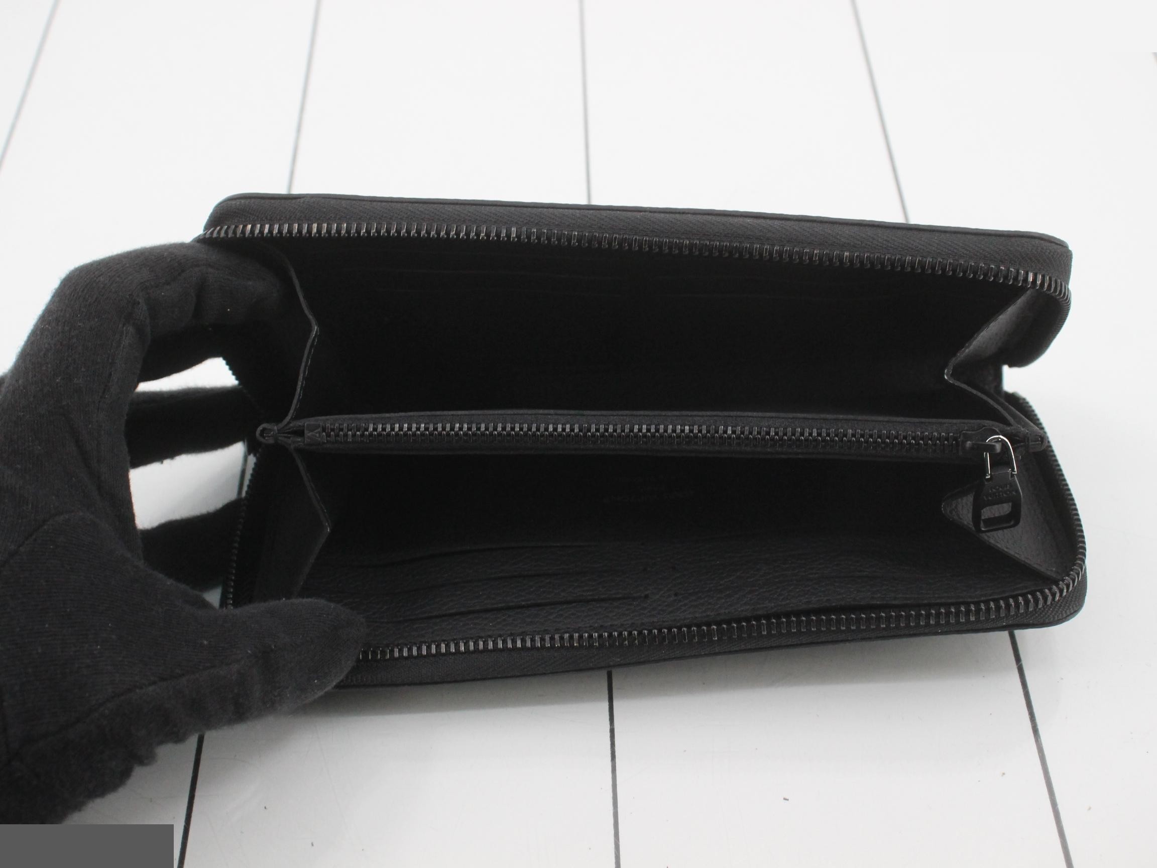 Zippy Wallet Horizontal - List Price ¥126,500 - Black — view 4