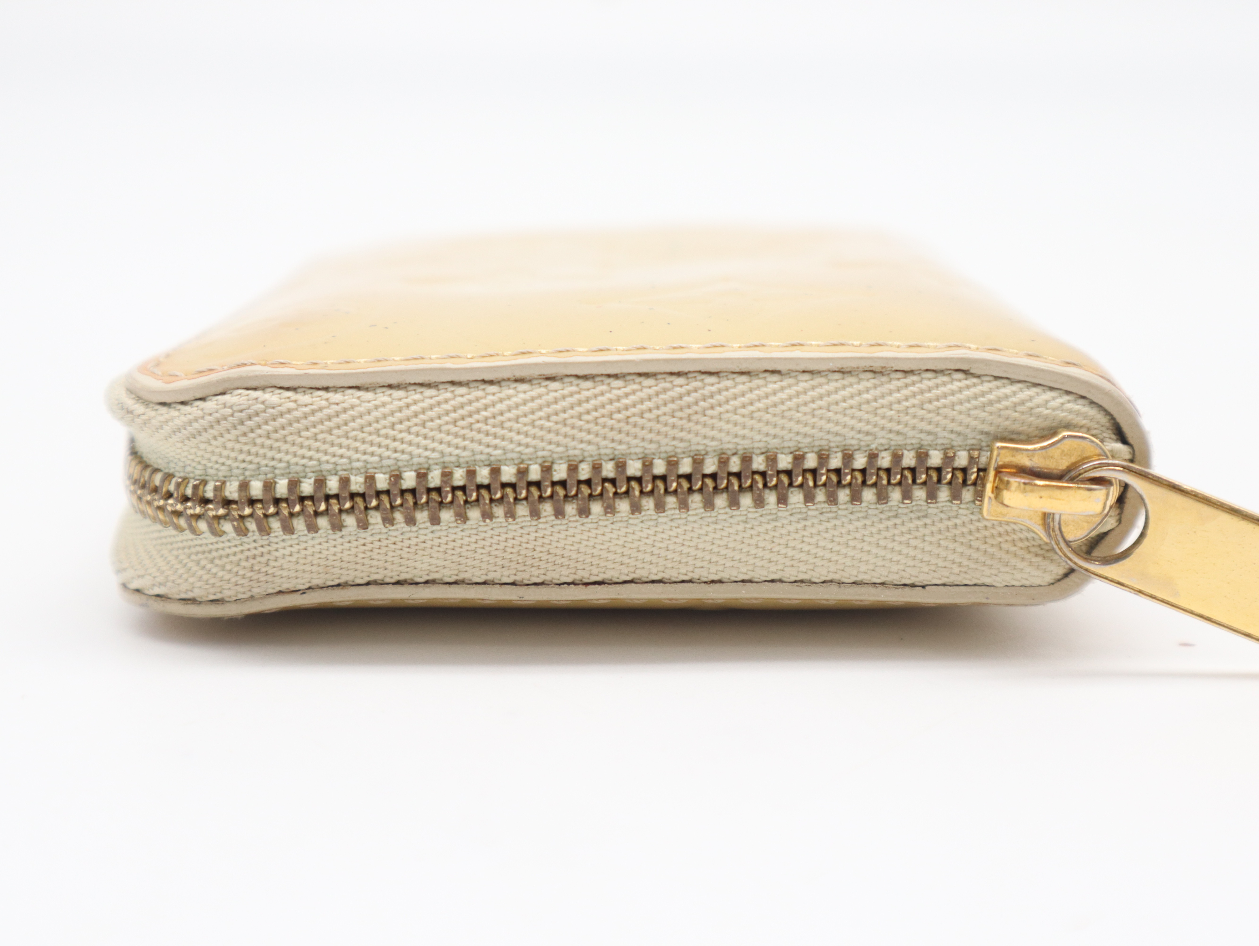 M90203 Vernis Zippy Coin Purse Dune Coin Case — view 7