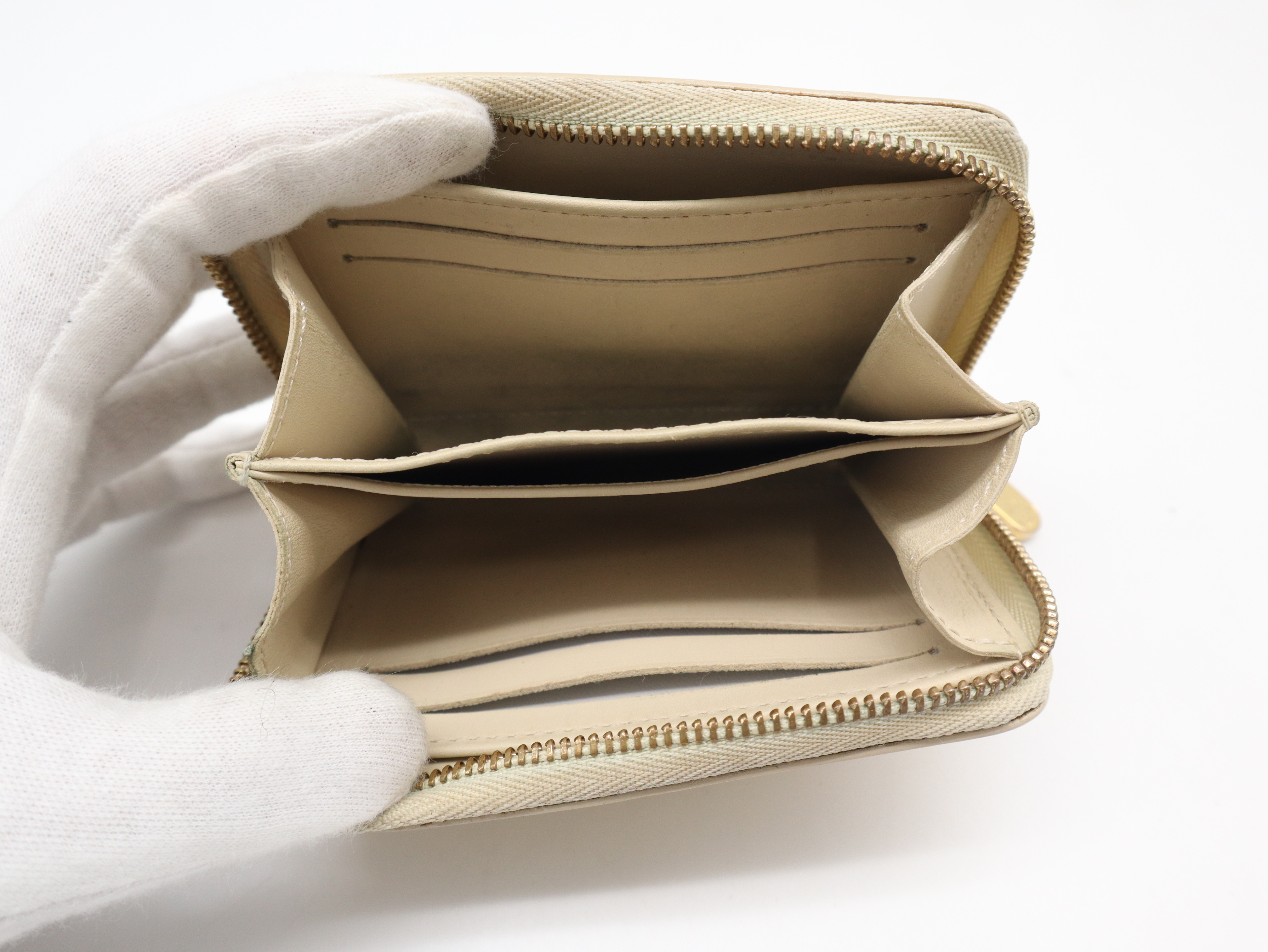 M90203 Vernis Zippy Coin Purse Dune Coin Case — view 10