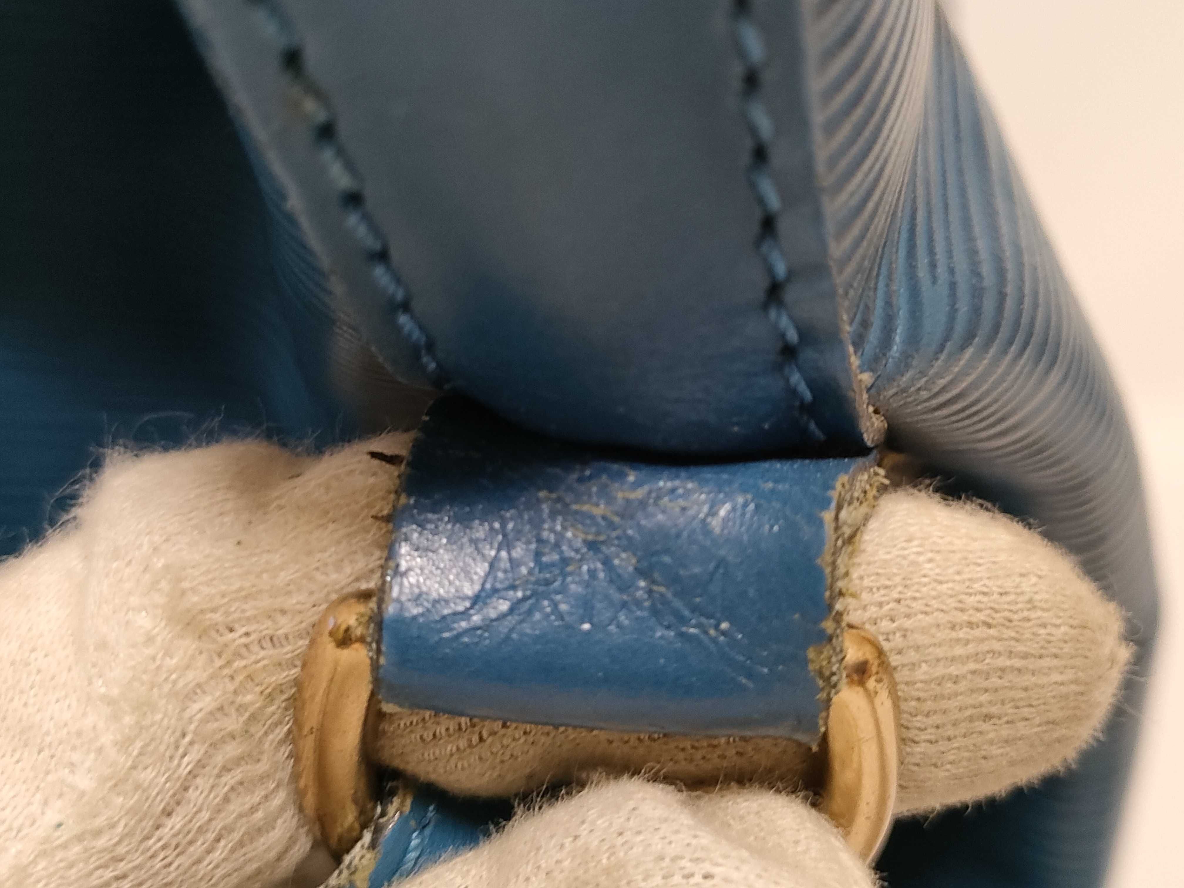 Epi Noe Blue Shoulder Bag — view 8