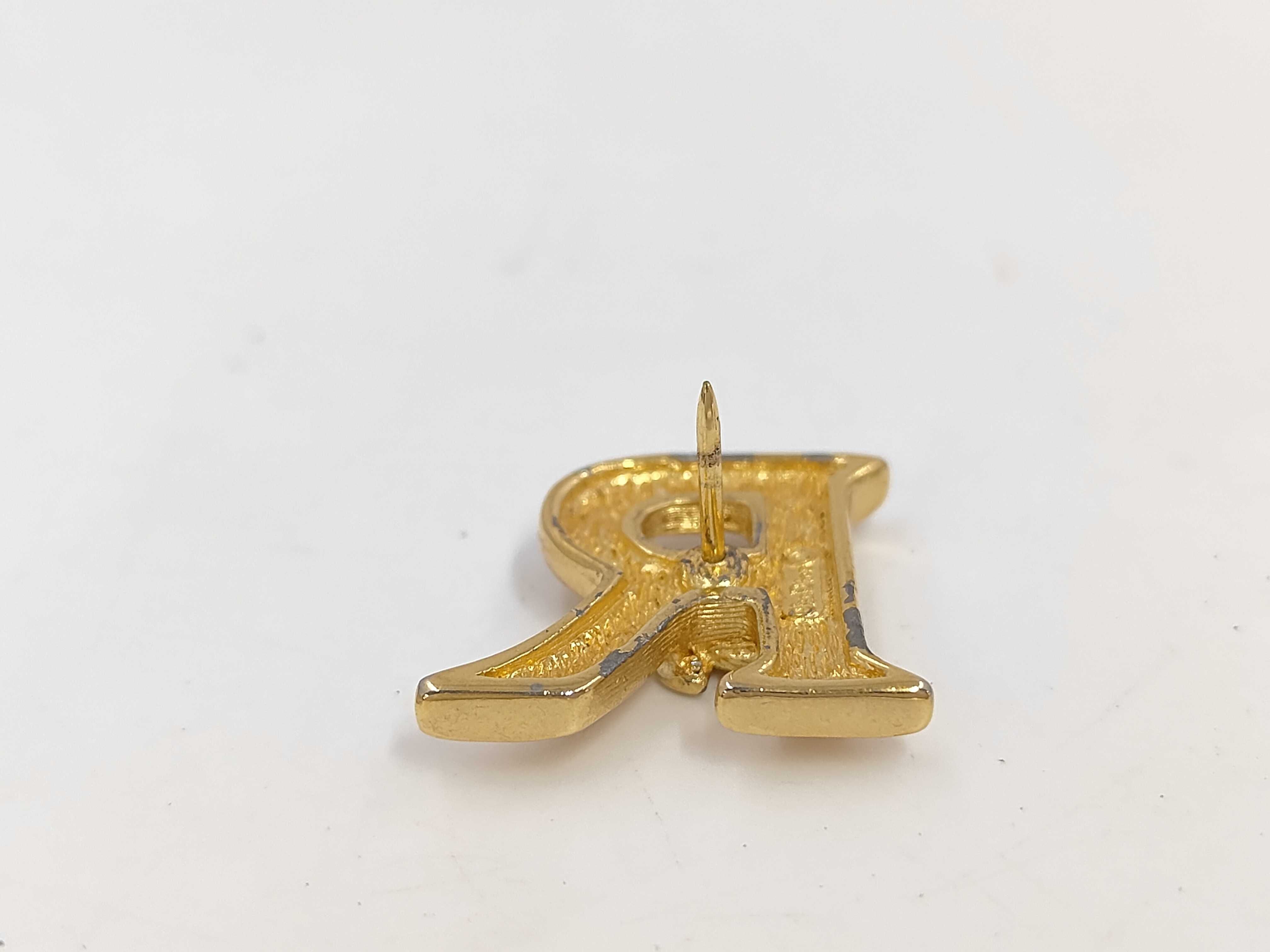 R logo earrings — view 5