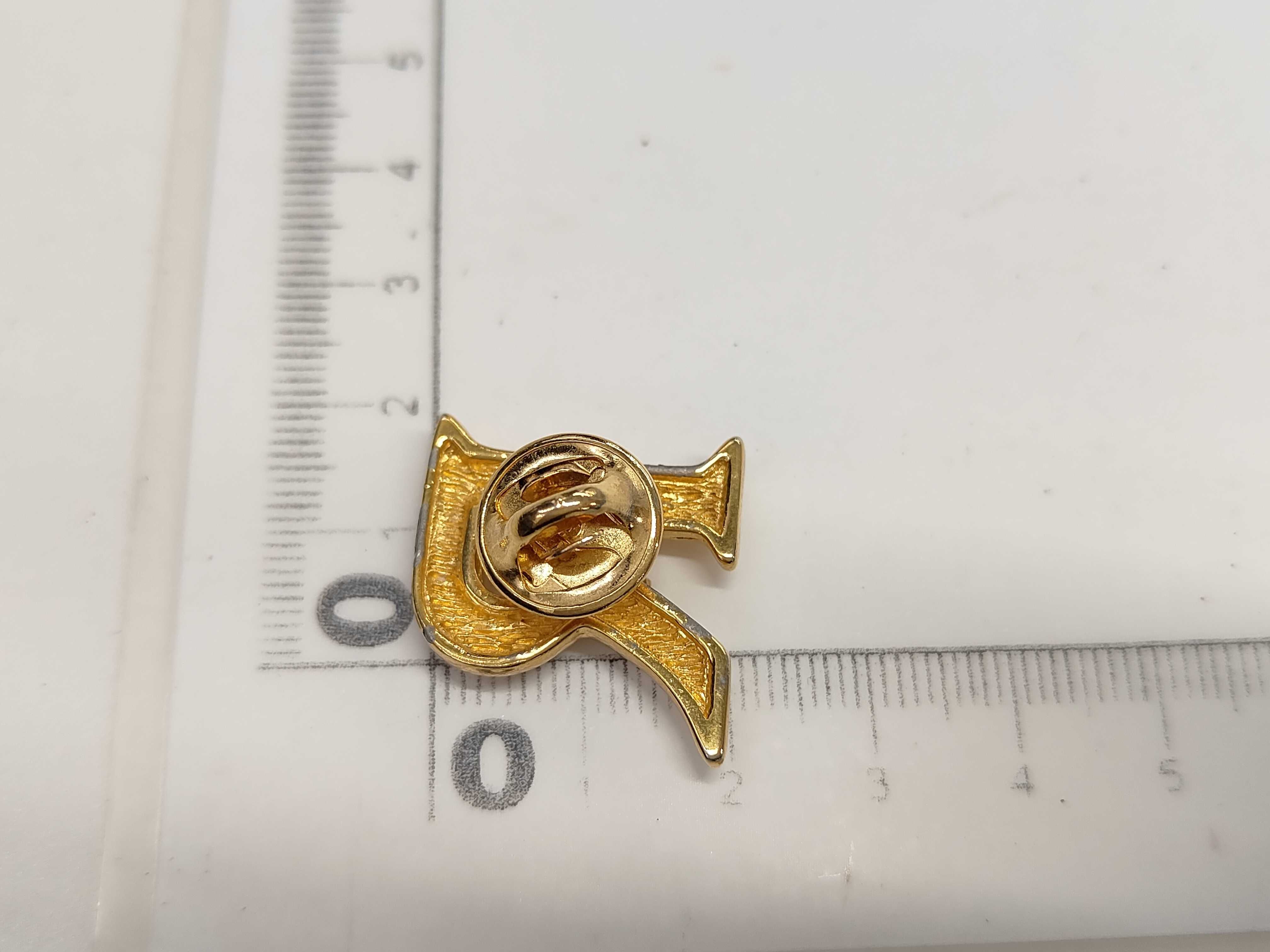 R logo earrings — view 7