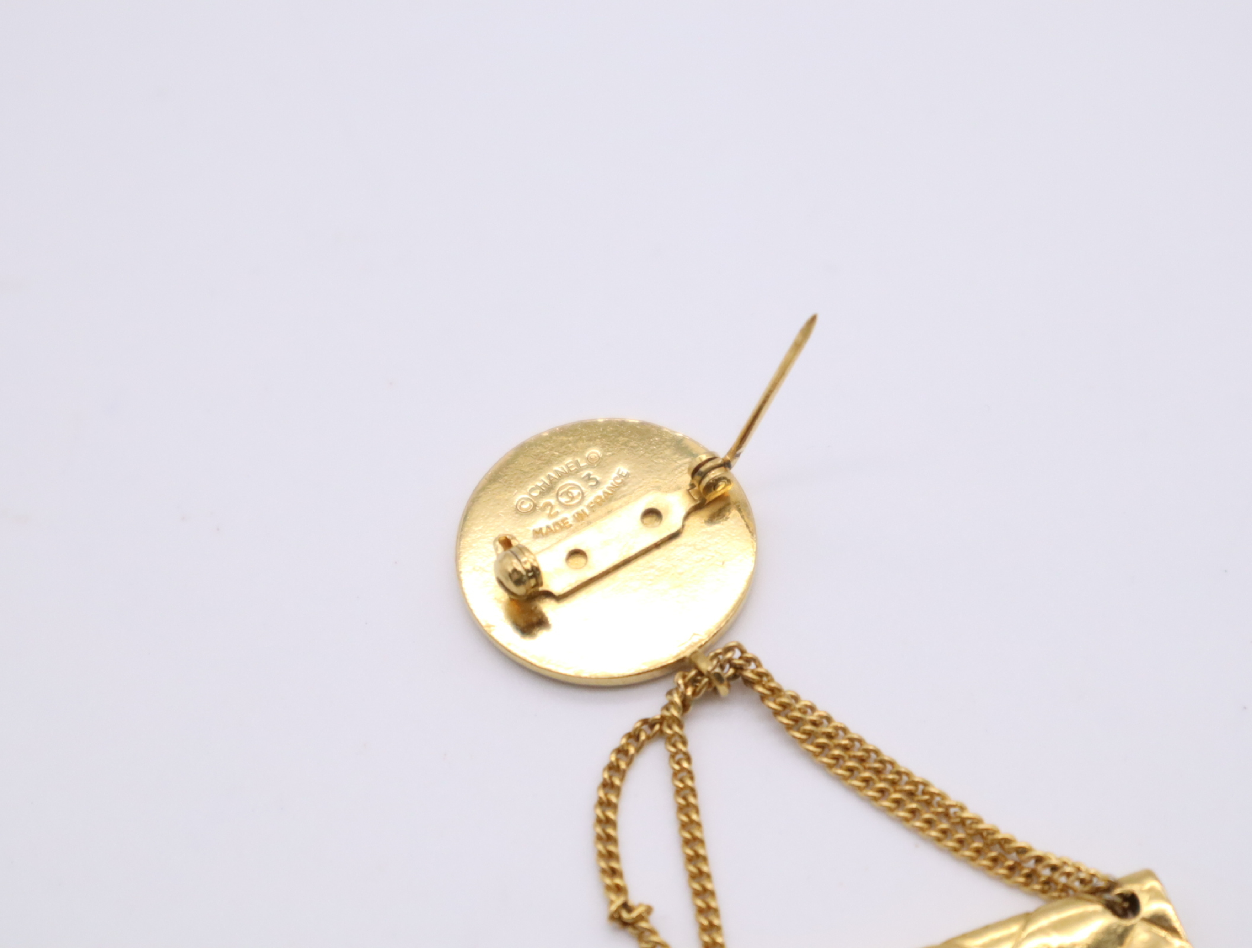 Metal Matelassé Bug Motif Vintage Brooch Gold Brooch — view 6