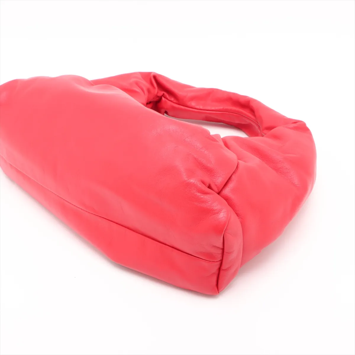 The Shoulder Pouch Leather Shoulder Bag Red — view 3