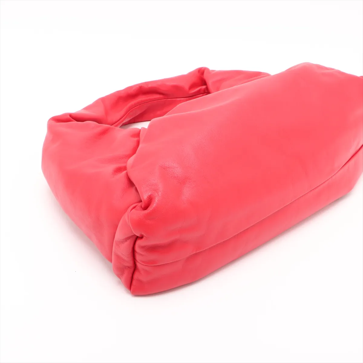 The Shoulder Pouch Leather Shoulder Bag Red — view 4
