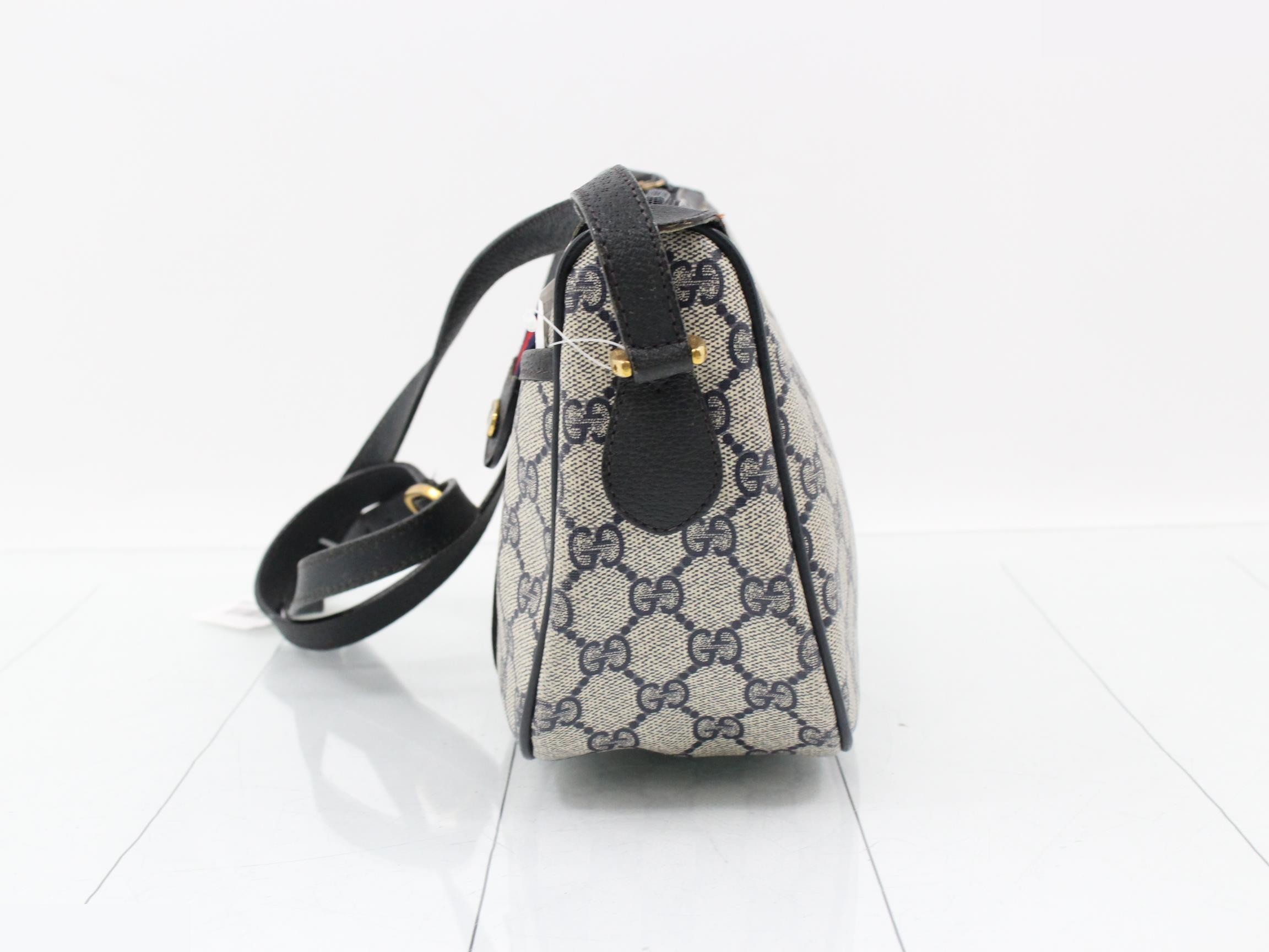 GG Supreme Shoulder Bag — view 3