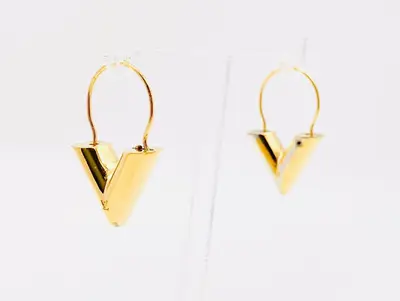 M61088 Essential V Earrings Gold LE1119 Earrings