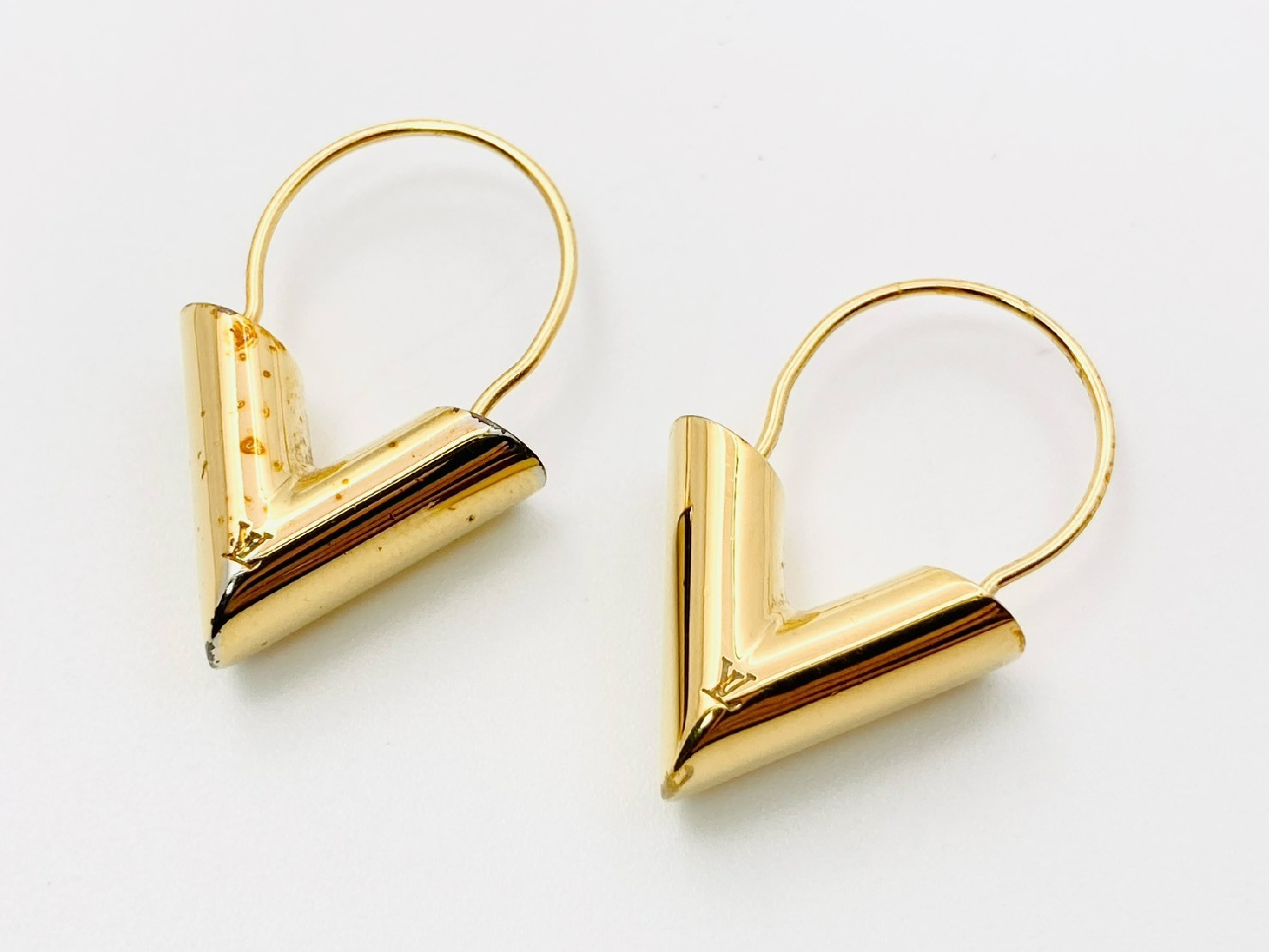 M61088 Essential V Earrings Gold LE1119 Earrings — view 2