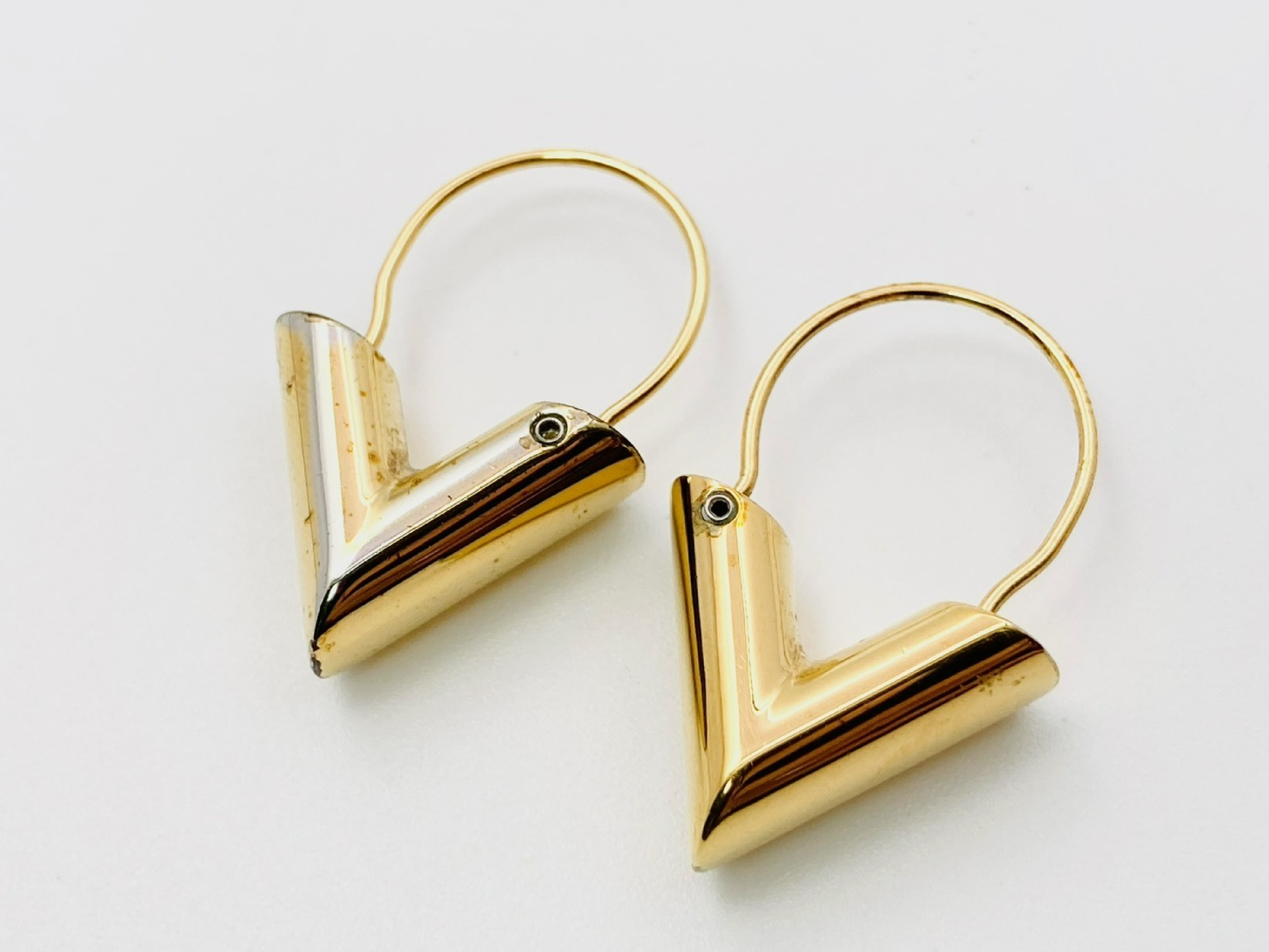M61088 Essential V Earrings Gold LE1119 Earrings — view 3