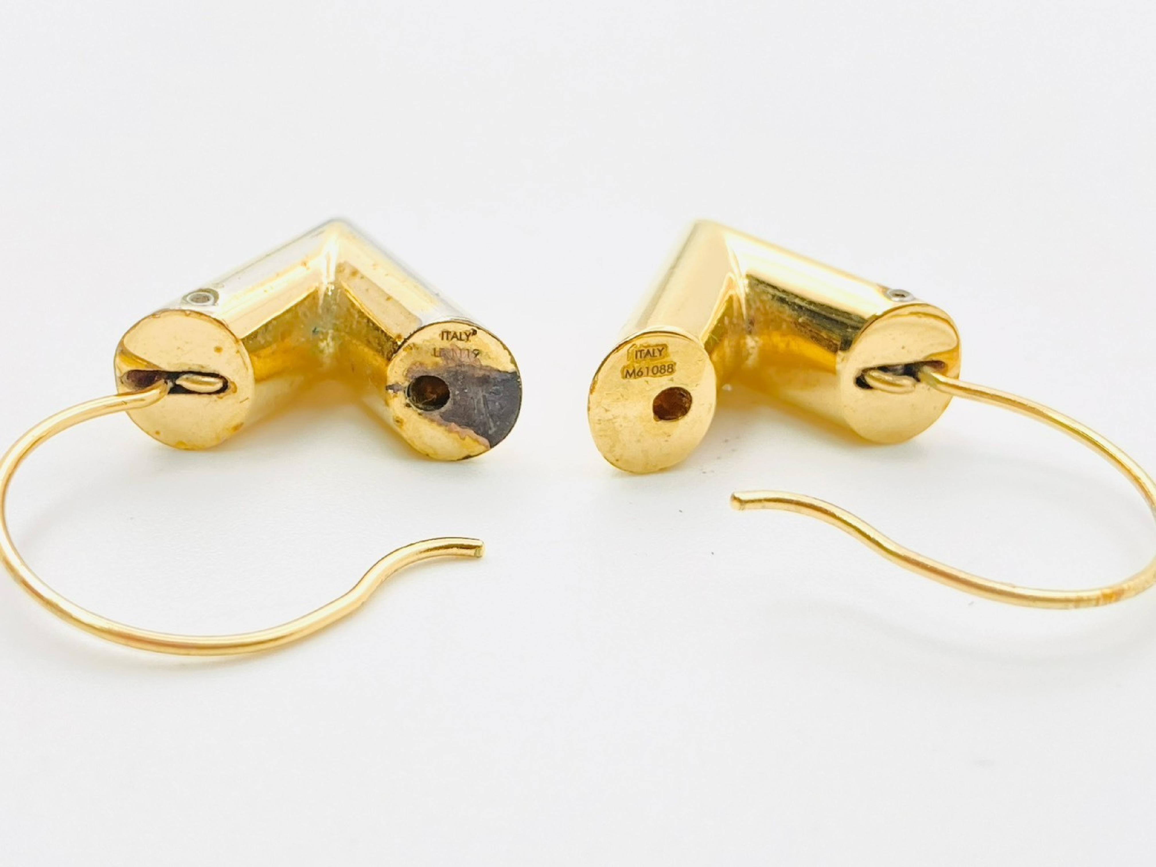 M61088 Essential V Earrings Gold LE1119 Earrings — view 4