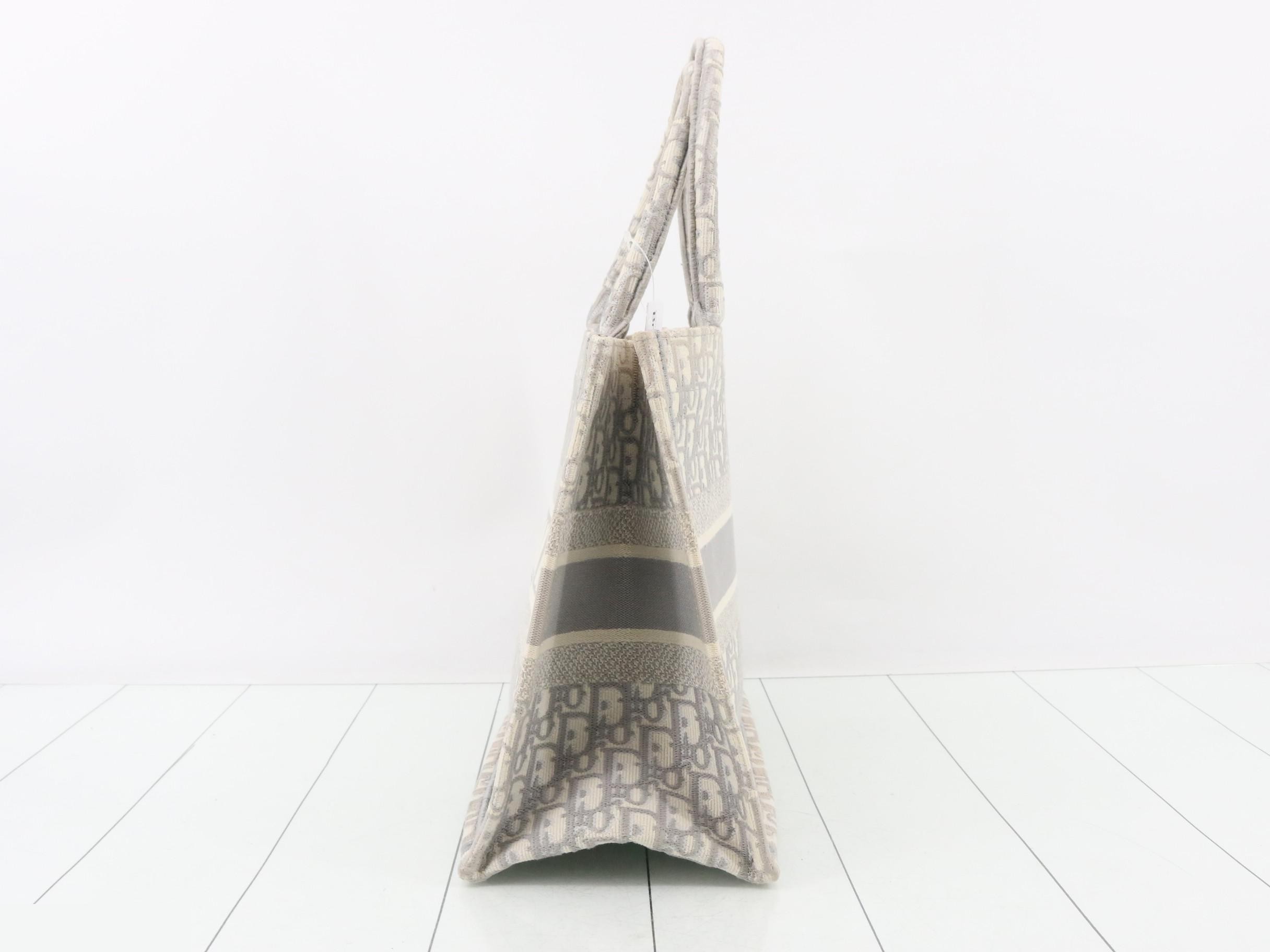 Book Tote, Oblique, Medium — view 3
