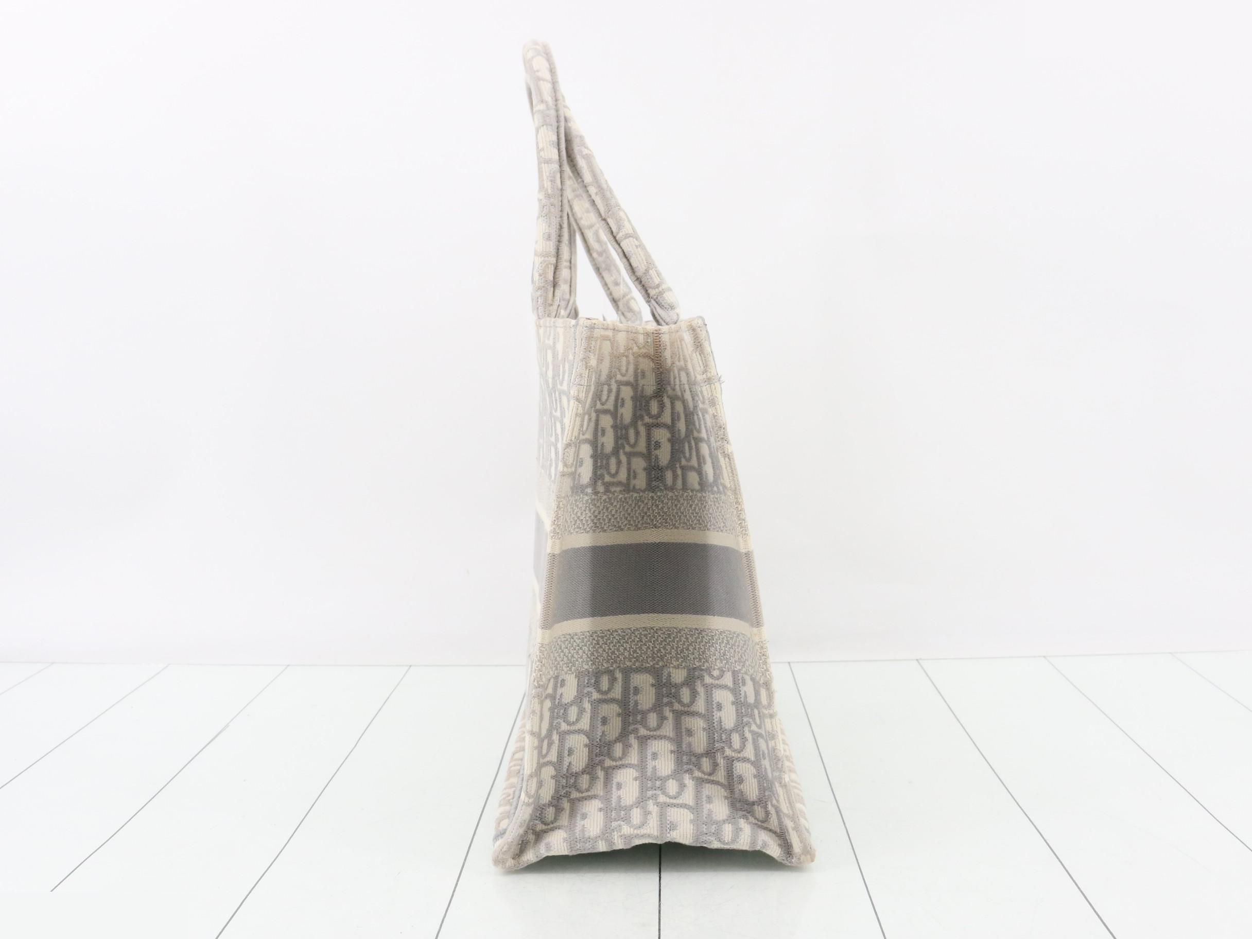 Book Tote, Oblique, Medium — view 4