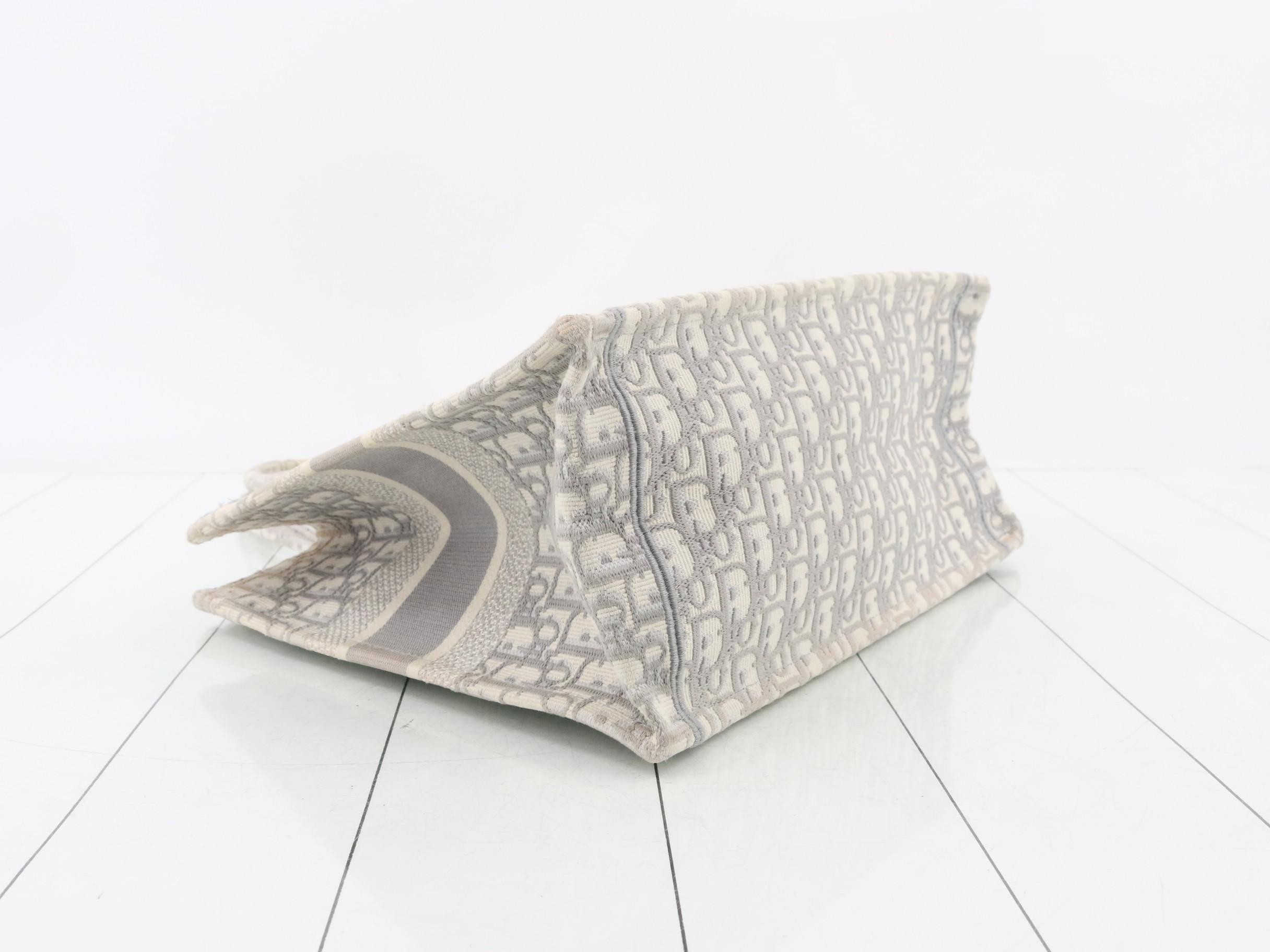Book Tote, Oblique, Medium — view 5