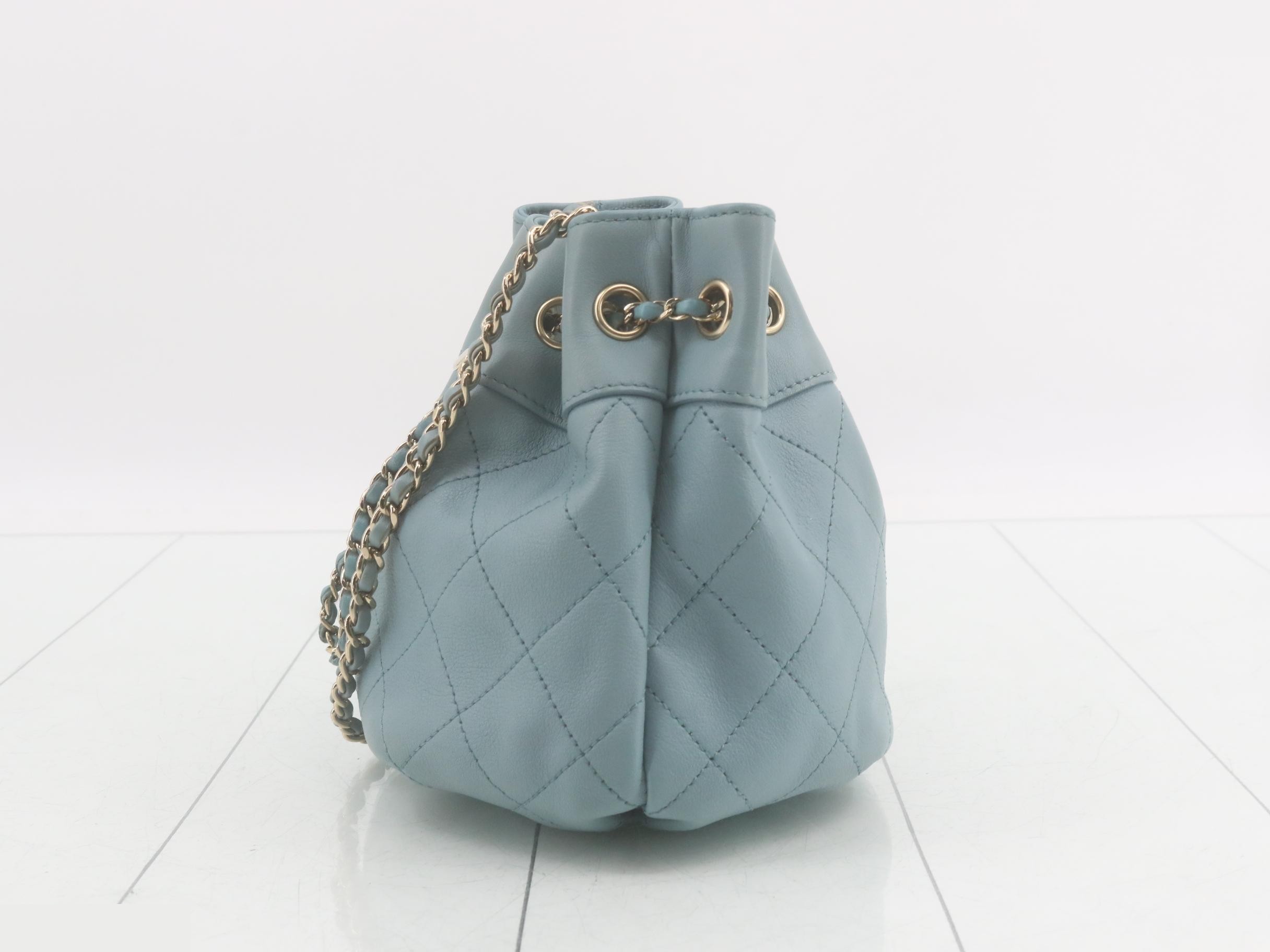 Leather drawstring chain shoulder bag, blue tones — view 3