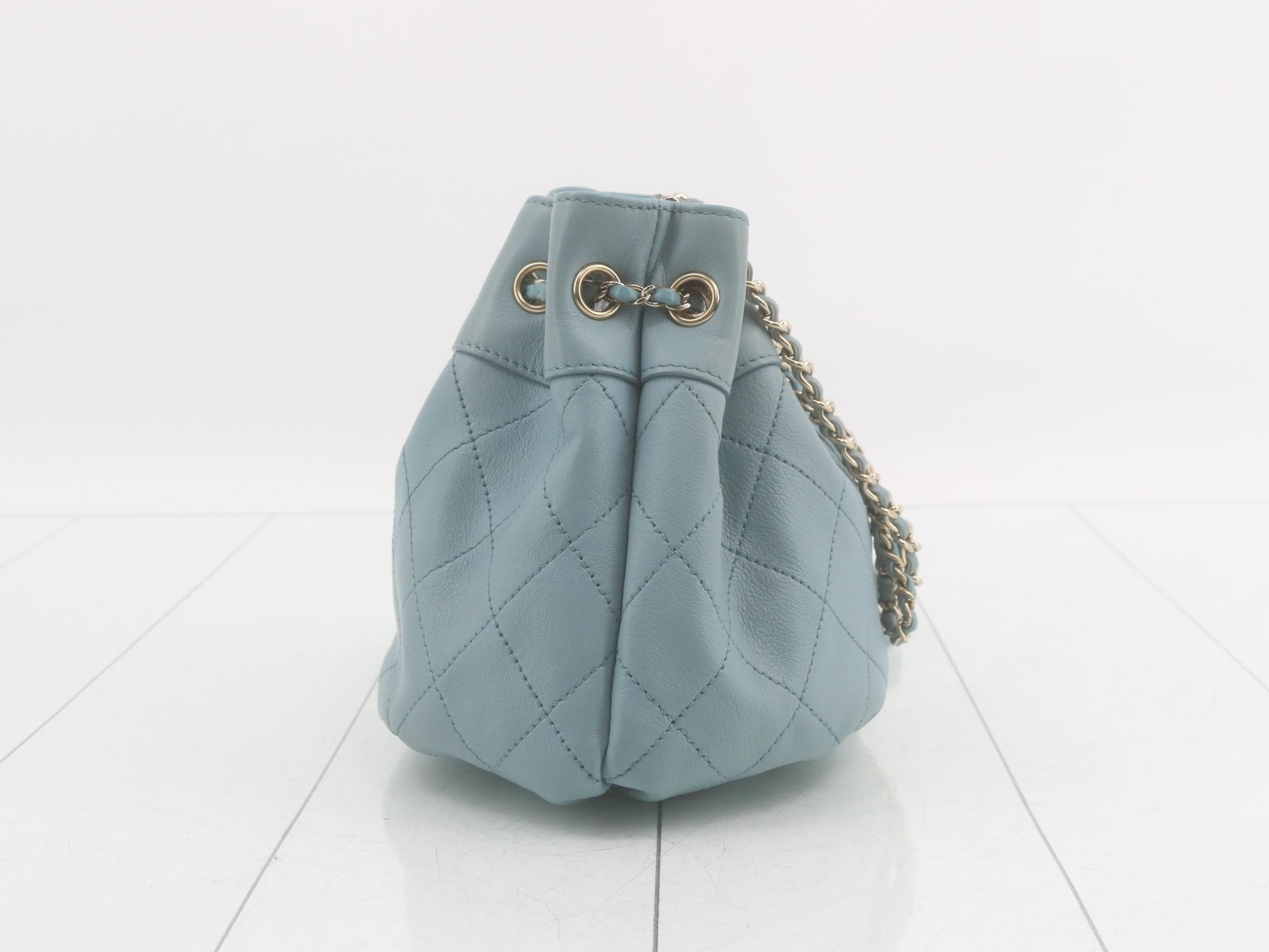Leather drawstring chain shoulder bag, blue tones — view 4