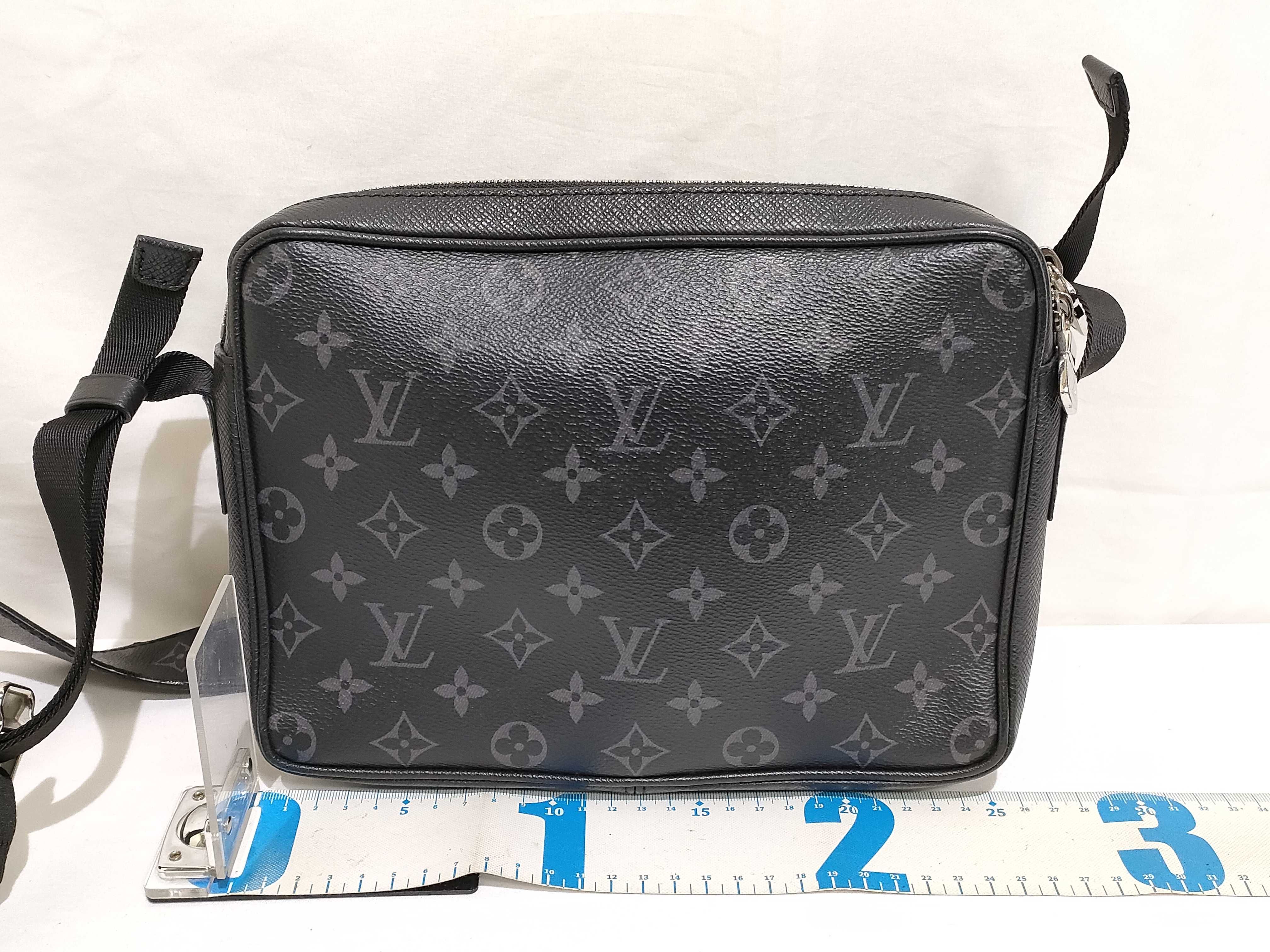 Monogram Louis Vuitton Outdoor Messenger PM Taiga Lama Shoulder Bag M30233 Shoulder Bag — view 2