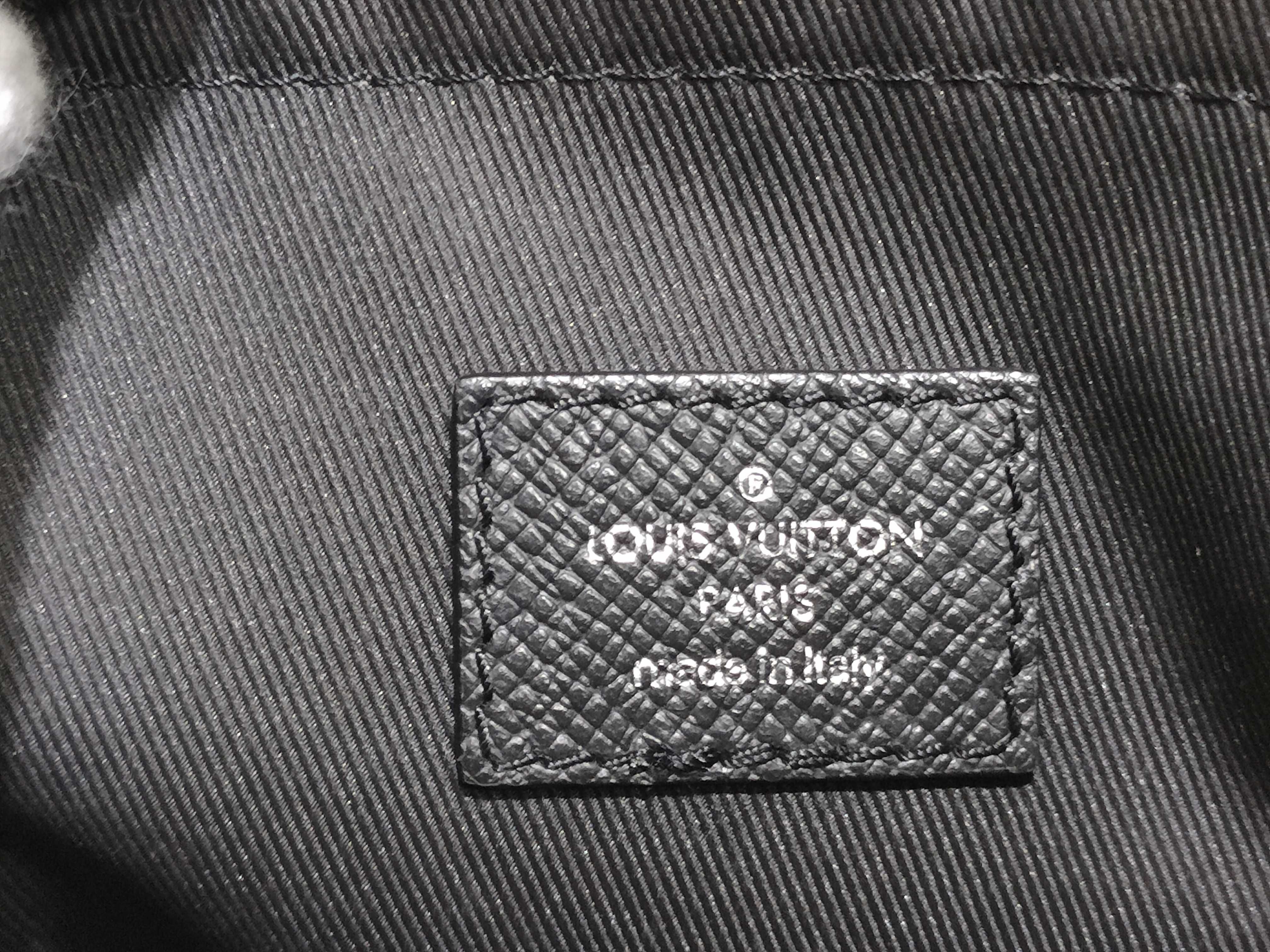 Monogram Louis Vuitton Outdoor Messenger PM Taiga Lama Shoulder Bag M30233 Shoulder Bag — view 11