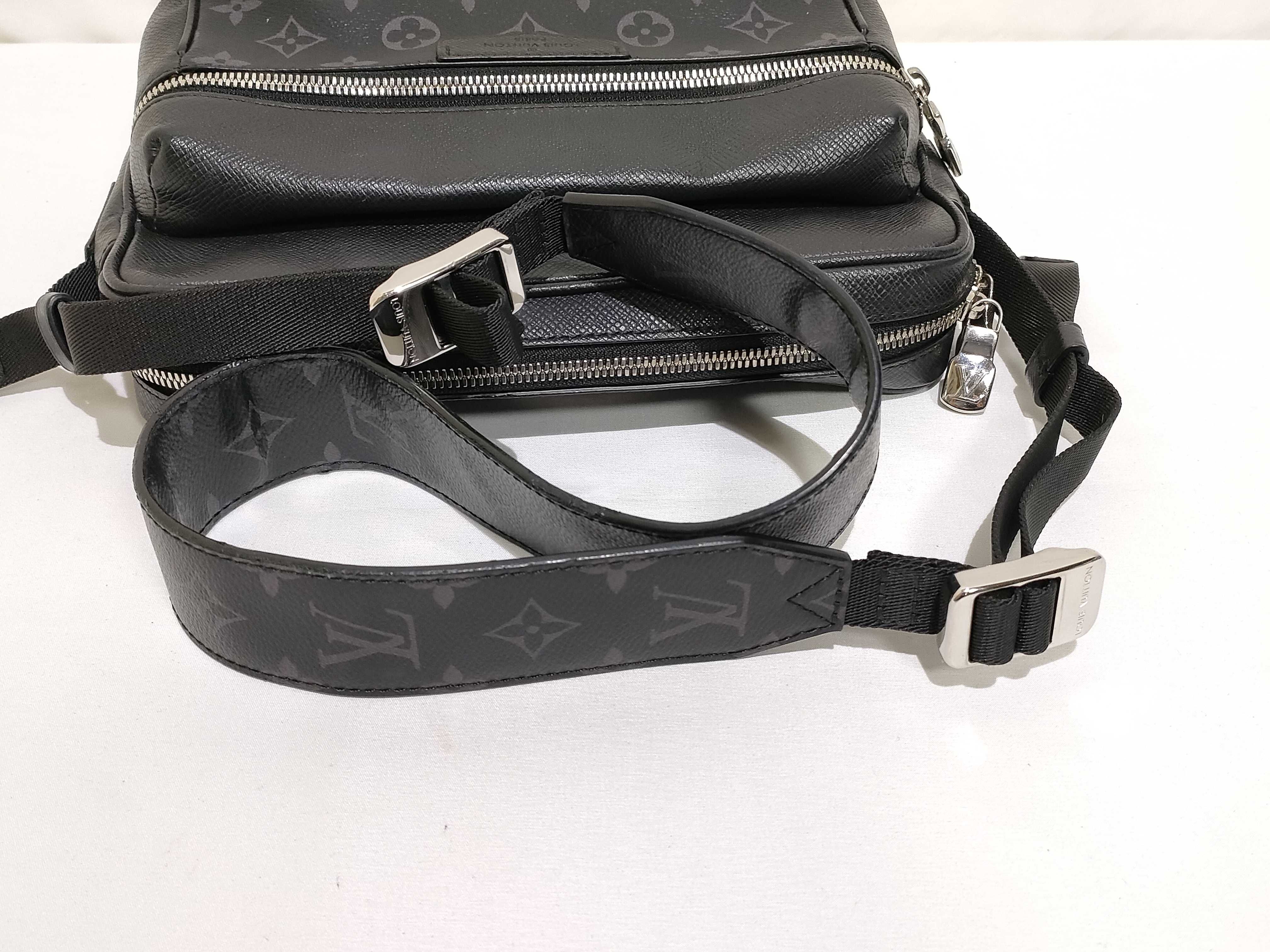 Monogram Louis Vuitton Outdoor Messenger PM Taiga Lama Shoulder Bag M30233 Shoulder Bag — view 3