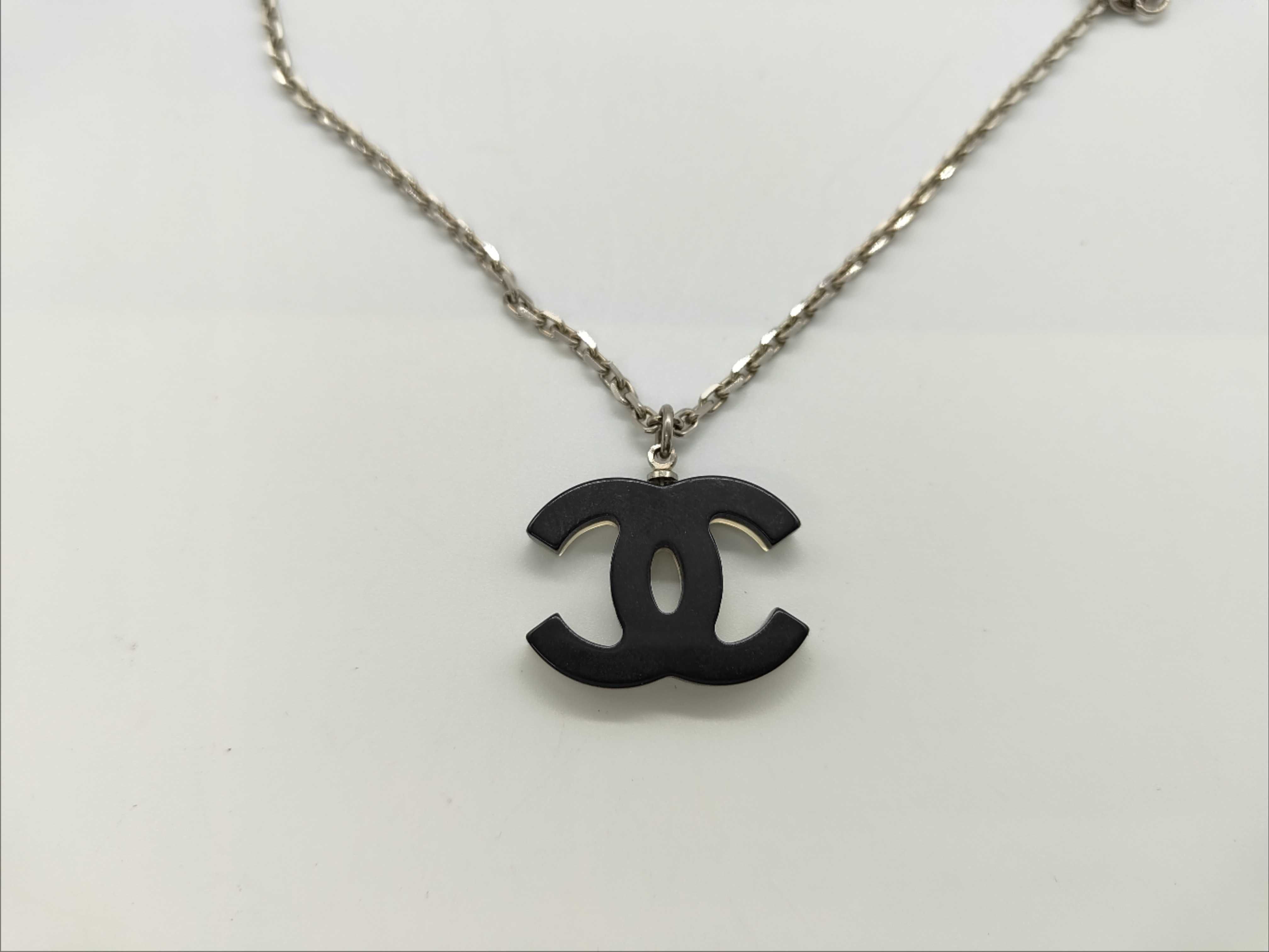 necklace with box, acrylic, silver and black. — view 2
