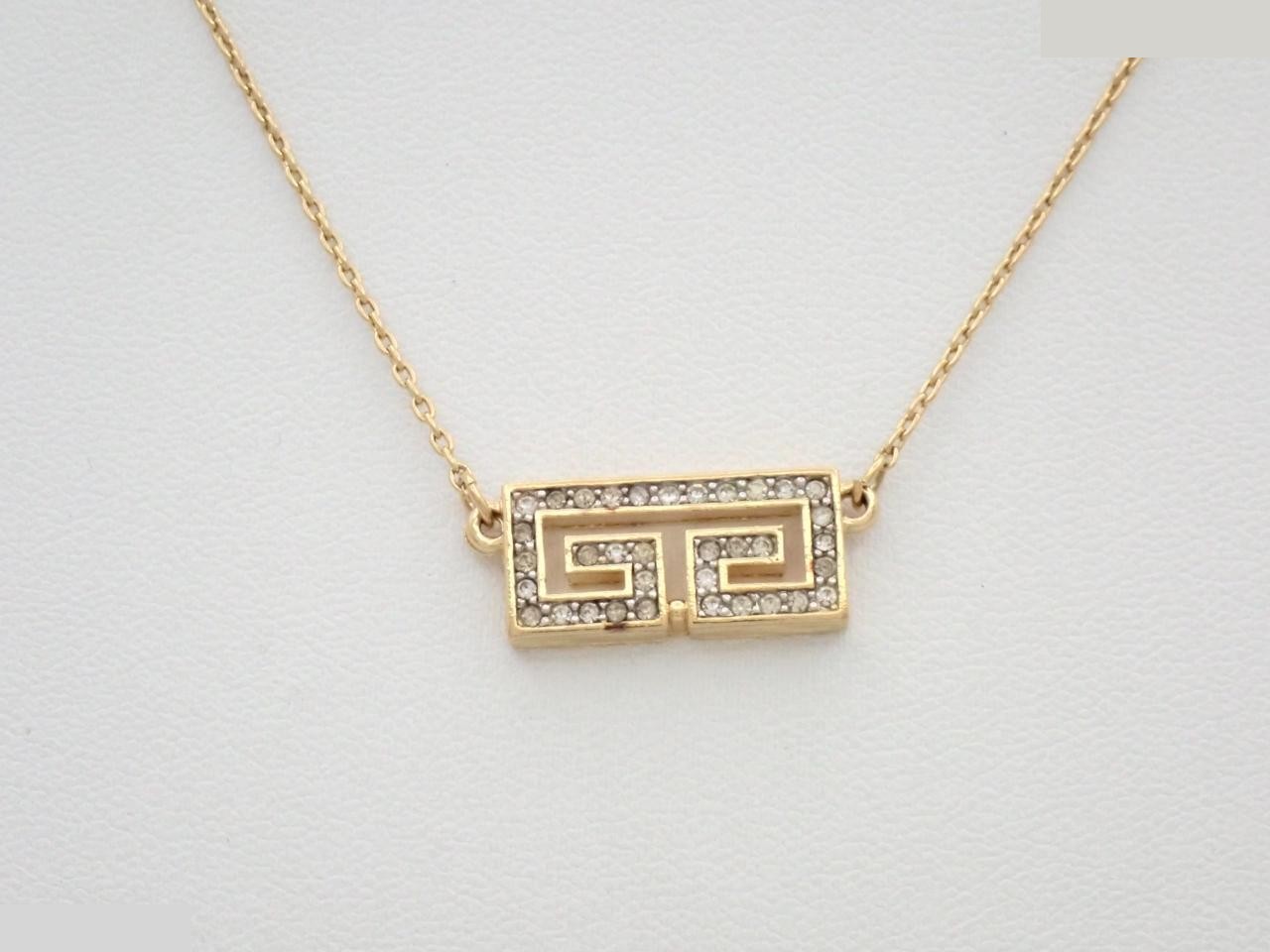 Other lines: Precious metal necklaces and pendants, total length approximately 38 cm.