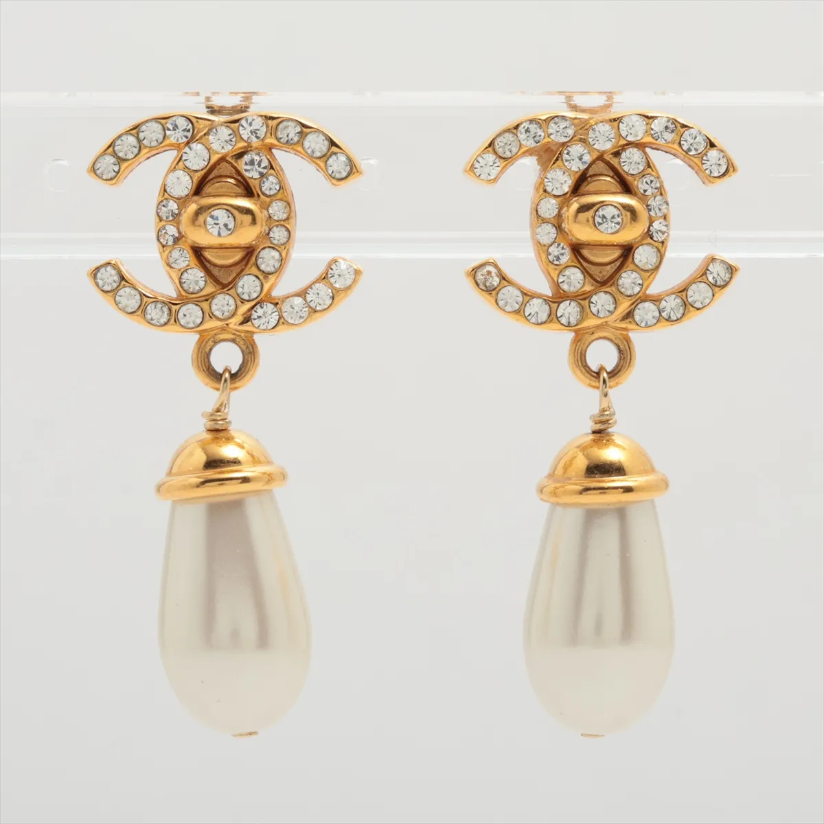Coco Mark Turnlock 96A Earrings (Pair) GP x Rhinestone x Faux Pearl Gold.