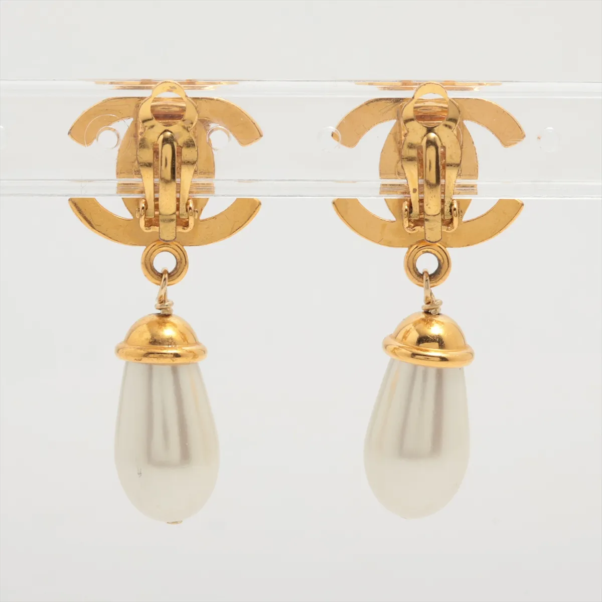 Coco Mark Turnlock 96A Earrings (Pair) GP x Rhinestone x Faux Pearl Gold. — view 2