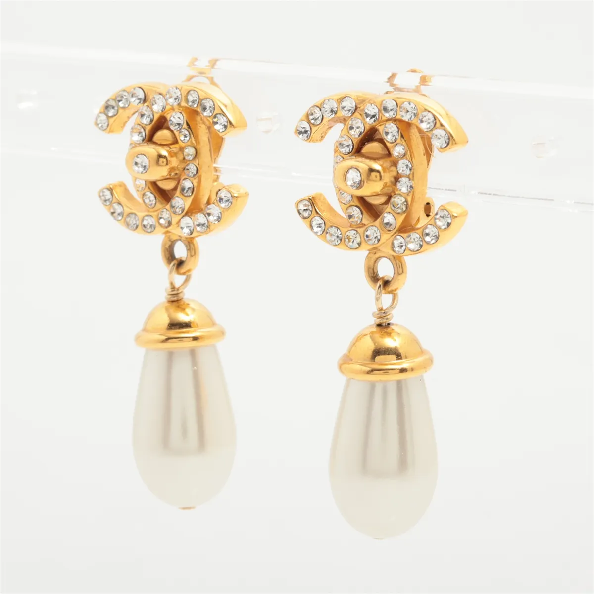 Coco Mark Turnlock 96A Earrings (Pair) GP x Rhinestone x Faux Pearl Gold. — view 3