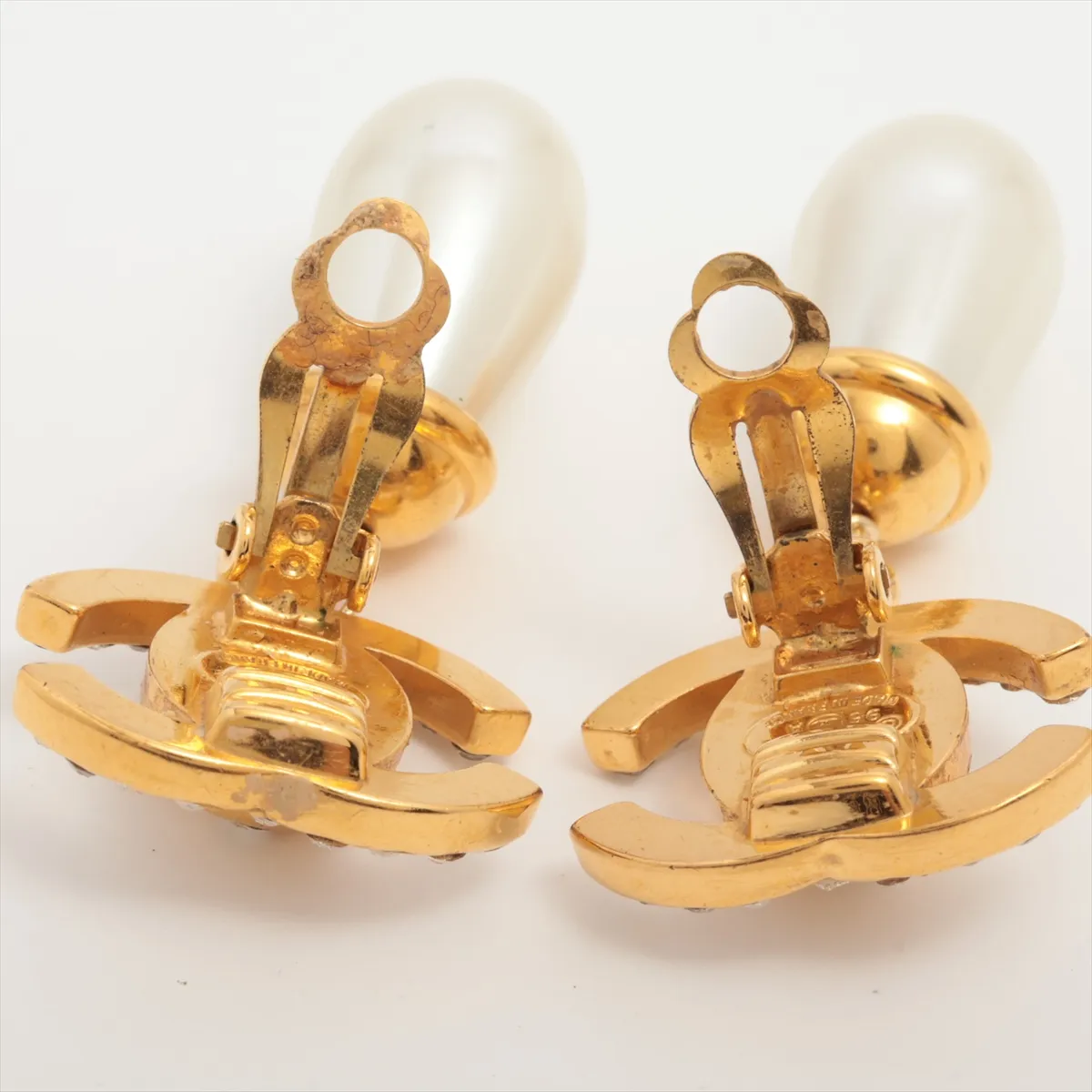 Coco Mark Turnlock 96A Earrings (Pair) GP x Rhinestone x Faux Pearl Gold. — view 4