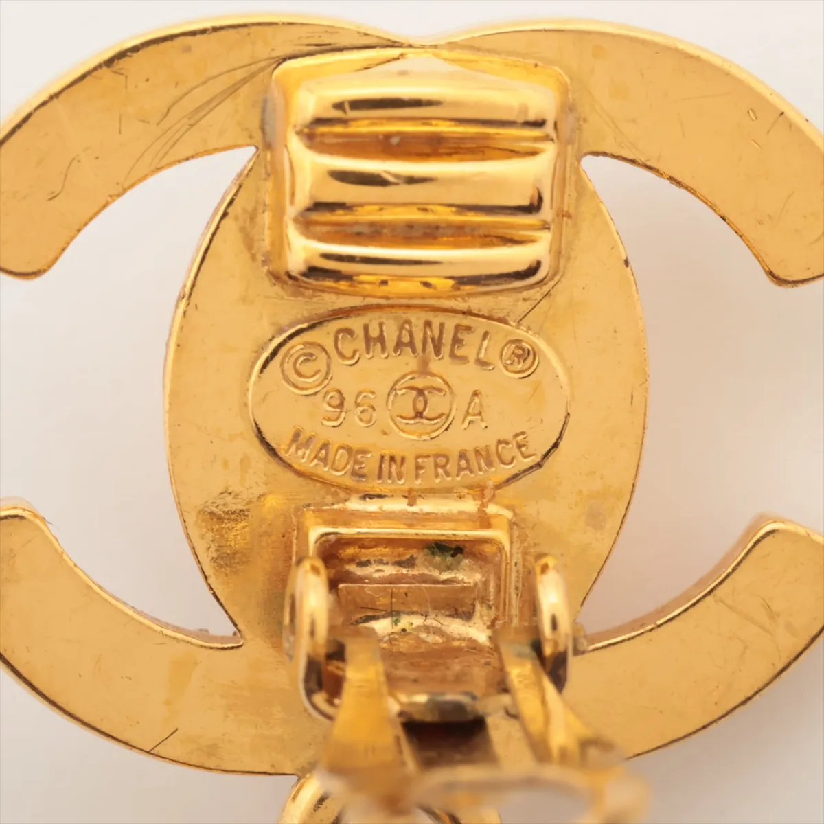 Coco Mark Turnlock 96A Earrings (Pair) GP x Rhinestone x Faux Pearl Gold. — view 5